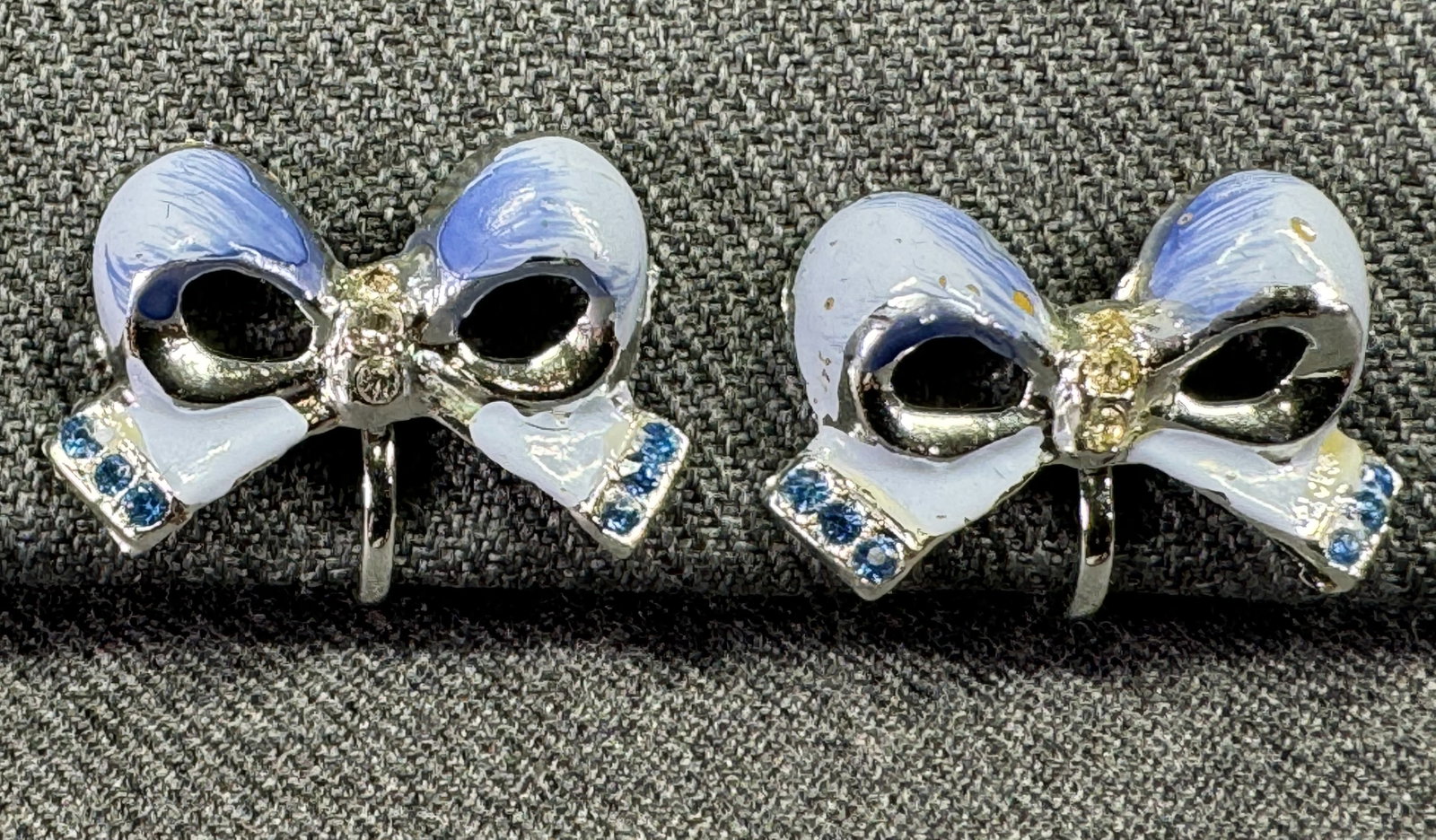 Vintage rhinestones skyblue enamel silvertone metal bow screw back earrings: Vintage rhinestones skyblue enamel silvertone metal bow screw back earrings. Unmarked. For measures please refer to the pictures taken with a measuring tape. Weight: 8 Grams. This is a NO RESERVE AUCT