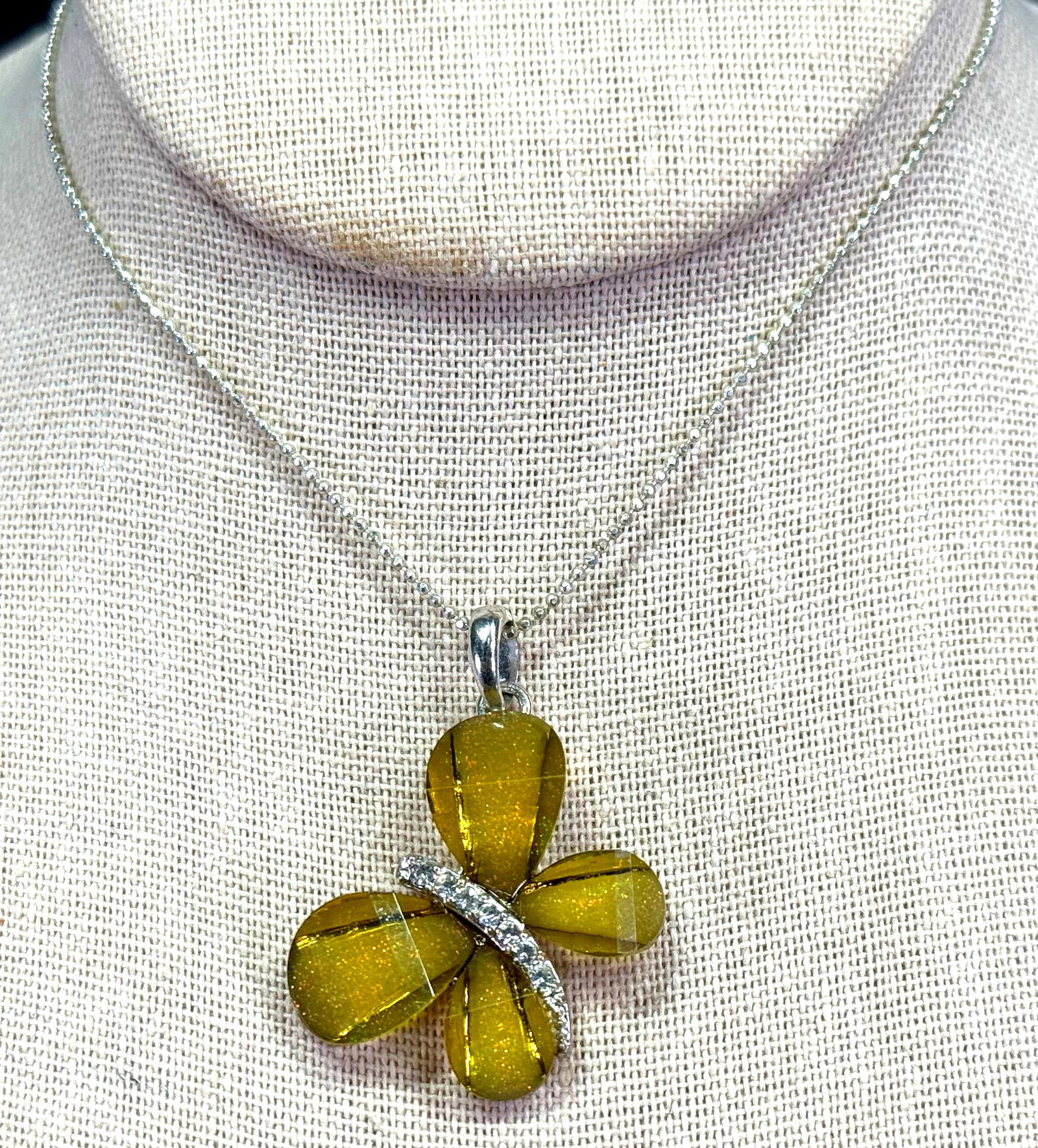 Clear rhinestones glitter resin cabs silvertone flower pendant with ball chain: Clear rhinestones glitter resin cabs silvertone flower pendant with ball chain. Ummarked. For measures please refer to the pictures taken with a measuring tape. Weight: 8 Grams. This is a NO RESERVE A