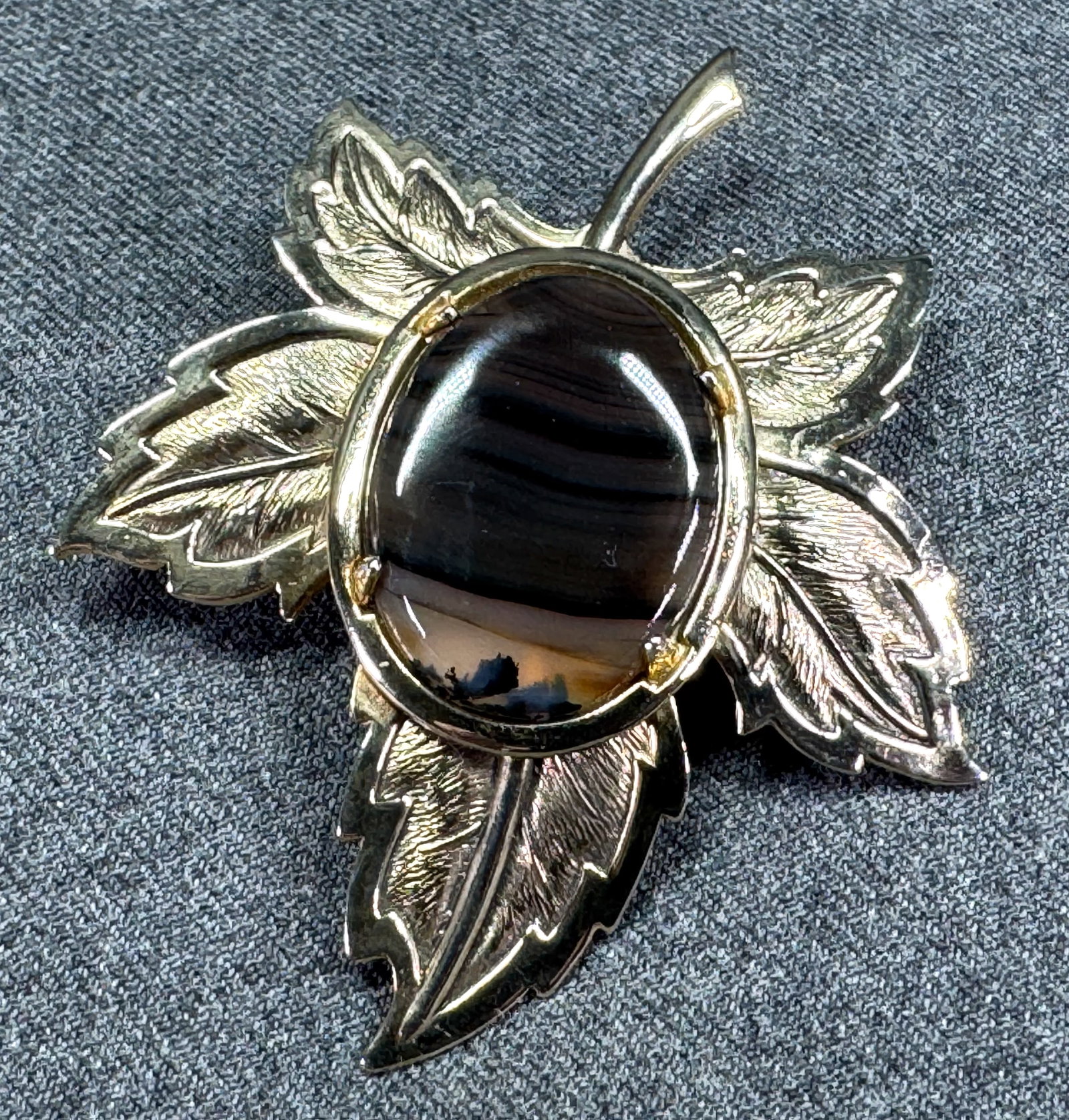 Vintage quartz stone cab goldtone maple leaf pin brooch: Vintage quartz stone cab goldtone maple leaf pin brooch. Ummarked. For measures please refer to the pictures taken with a measuring tape. Weight: 19 Grams. This is a NO RESERVE AUCTION: there are no h