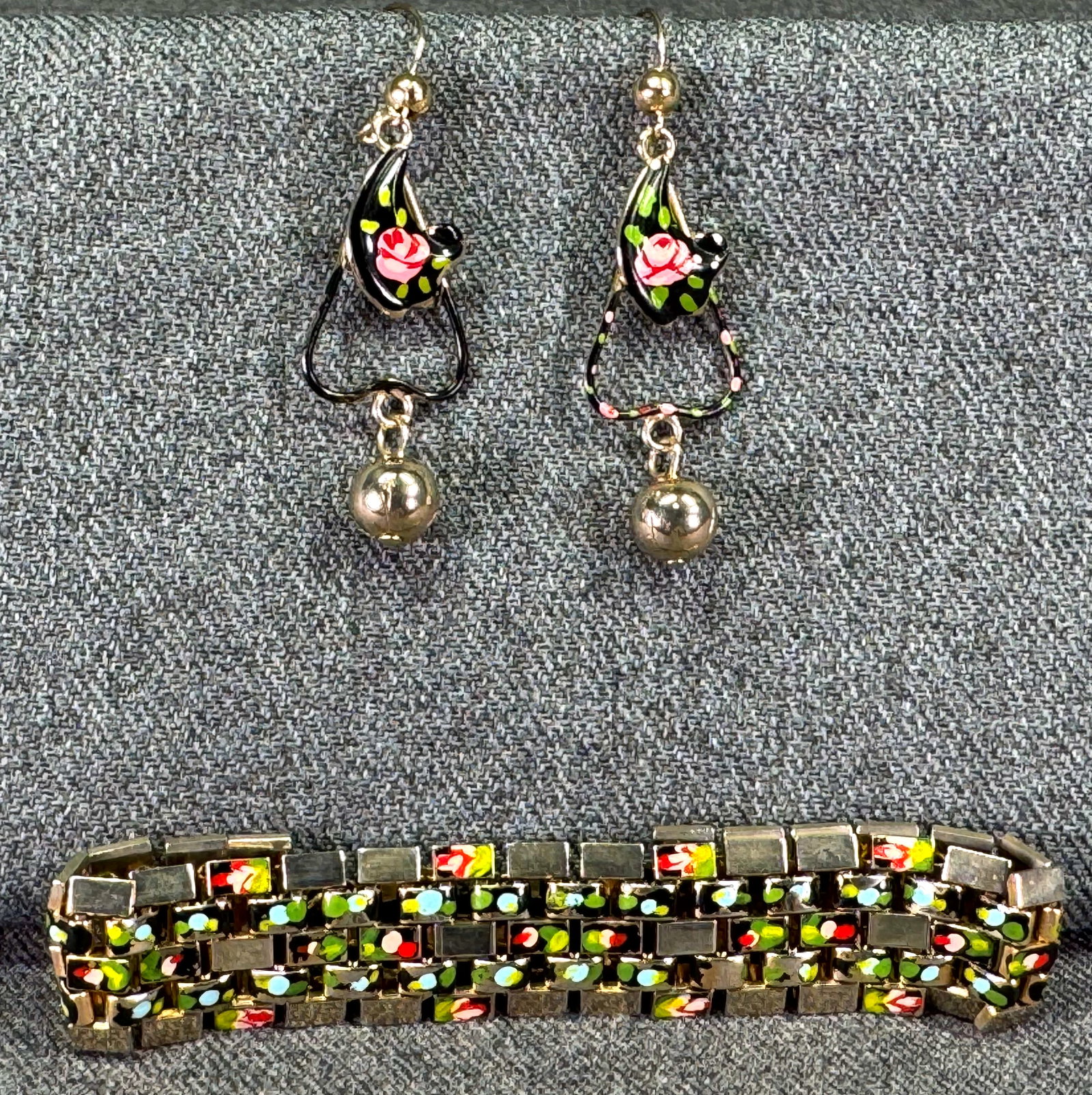 Vintage enamel flowers goldtone chain mail bracelet & pierced earrings: Vintage enamel flowers goldtone chain mail bracelet & pierced earrings. Unmarked. For measures please refer to the pictures taken with a measuring tape. Weight: 30 Grams. This is a NO RESERVE AUCTION: