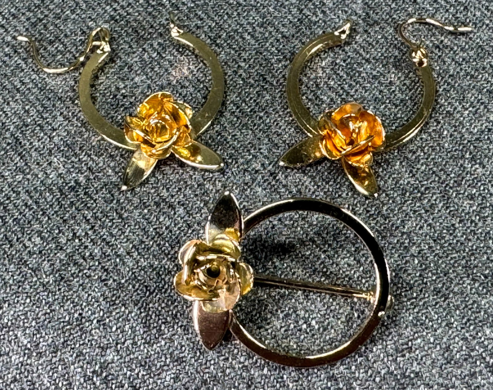 Vintage rose flower & leaves goldtone metal pin brooch & pierced earrings set.: Vintage rose flower & leaves goldtone metal pin brooch & pierced earrings set. Unmarked. For measures please refer to the pictures taken with a measuring tape. Weight: 4 Grams. This is a NO RESERVE AU
