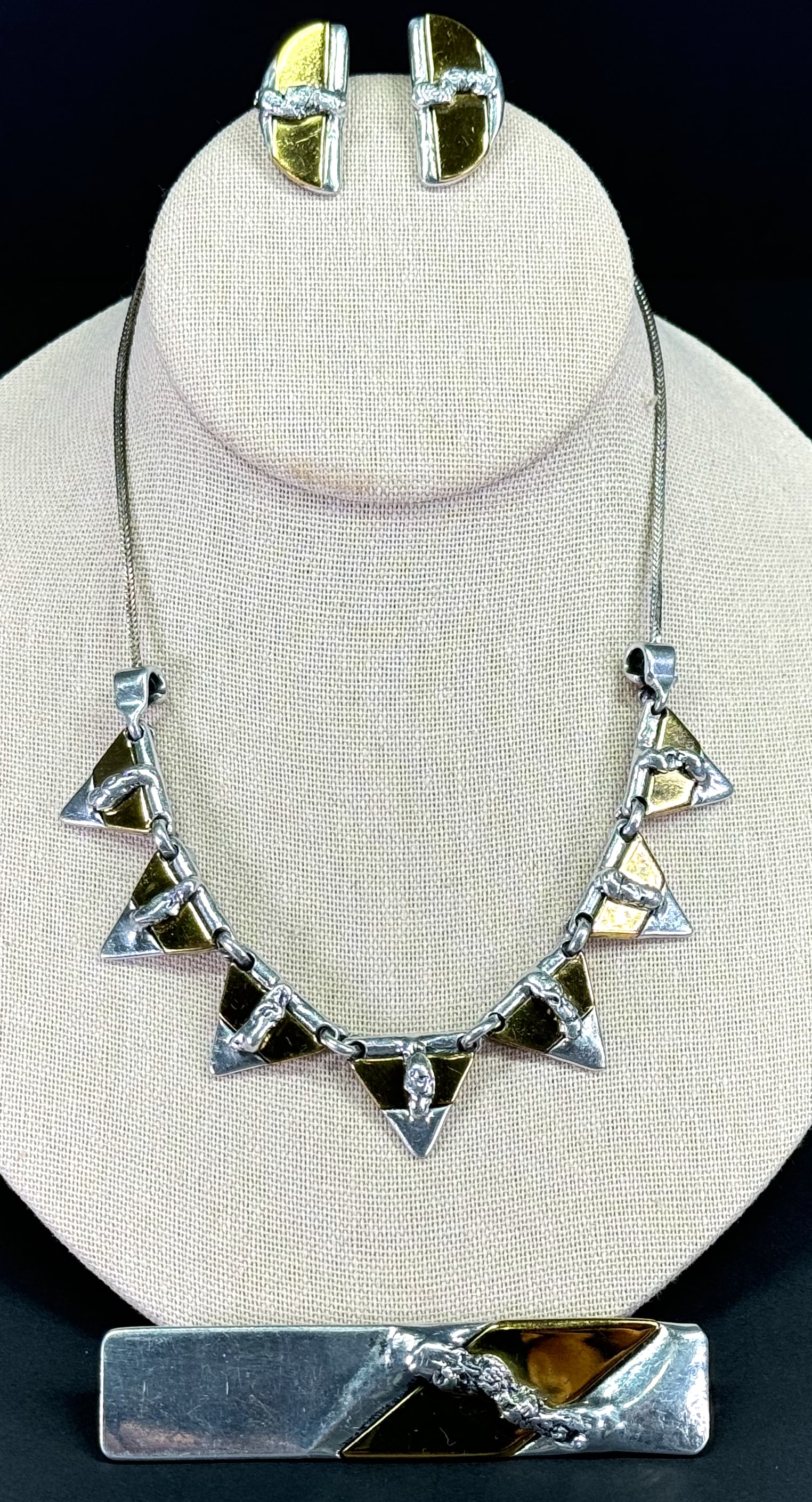 Vintage artsy brutalist silvertone & goldtone choker necklace, clip earrings & pin brooch set: Vintage artsy brutalist silvertone & goldtone choker necklace, clip earrings & pin brooch set. Unmarked. For measures please refer to the pictures taken with a measuring tape. Weight: 40 Grams. This i