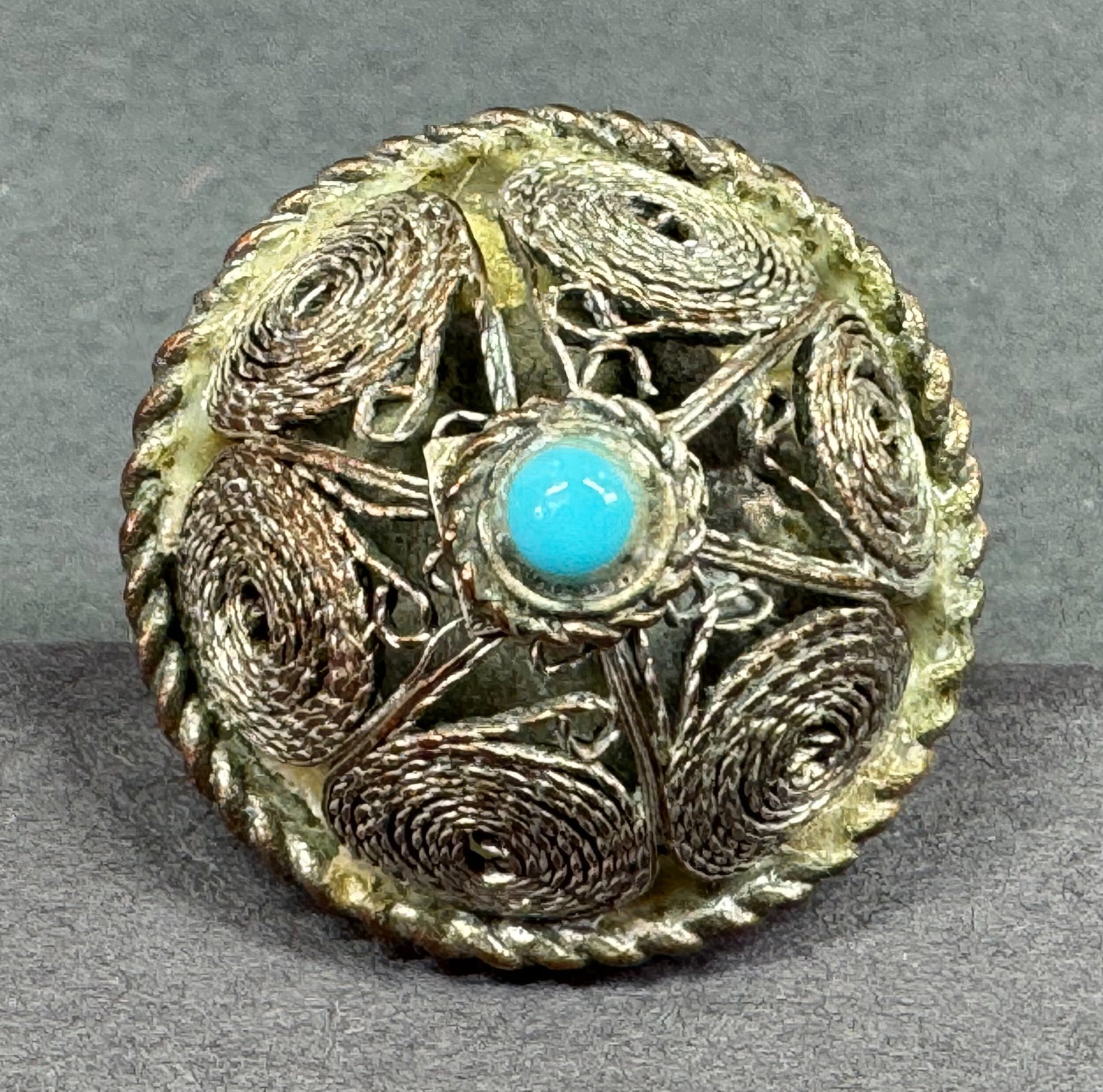 Vintage ethnic turquoise glass cab filigree silvertone metal dome flower ring.: Vintage ethnic turquoise glass cab filigree silvertone metal flower ring. Decorated goldtone band. Unmarked. Size around 8 (please refer to pictures taken with a sizer). For measures please refer to t