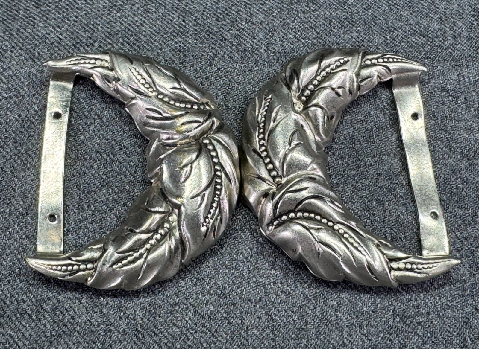 Antique stamped leaves silvertone metal belt buckle: Antique stamped leaves silvertone metal belt buckle. Unmarked. For measures please refer to the pictures taken with a measuring tape. Weight: 15 Grams. This is a NO RESERVE AUCTION: there are no hidde