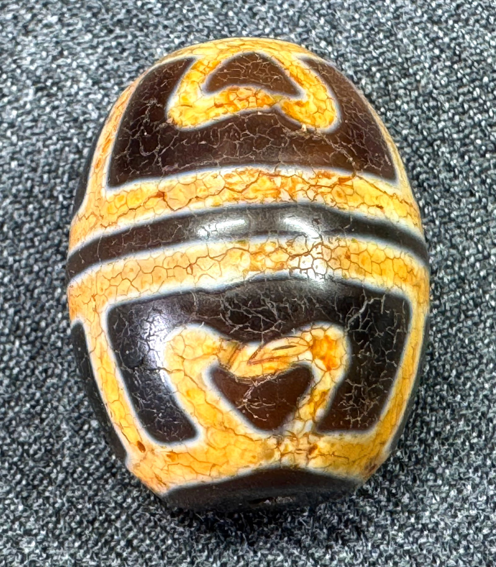 Agate Six Eye Lotus Motif Dzi Bead.: Agate Six Eye Lotus Motif Dzi Bead. For measures please refer to the pictures taken with a measuring tape. Weight: 12.65 Grams. This is a NO RESERVE AUCTION: there are no hidden or confidential reserv