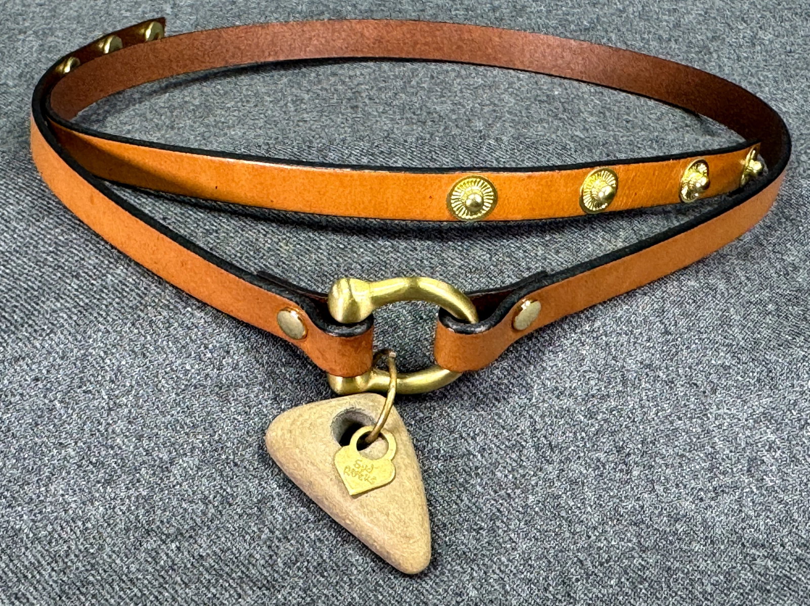Vintage Syd Rocks dangling stone genuine leather goldtone metal adjustable belt: Vintage Syd Rocks dangling stone genuine leather goldtone metal adjustable belt. Belt adjust approx from 24 to 29 inches For measures please refer to the pictures taken with a measuring tape. Weight: 