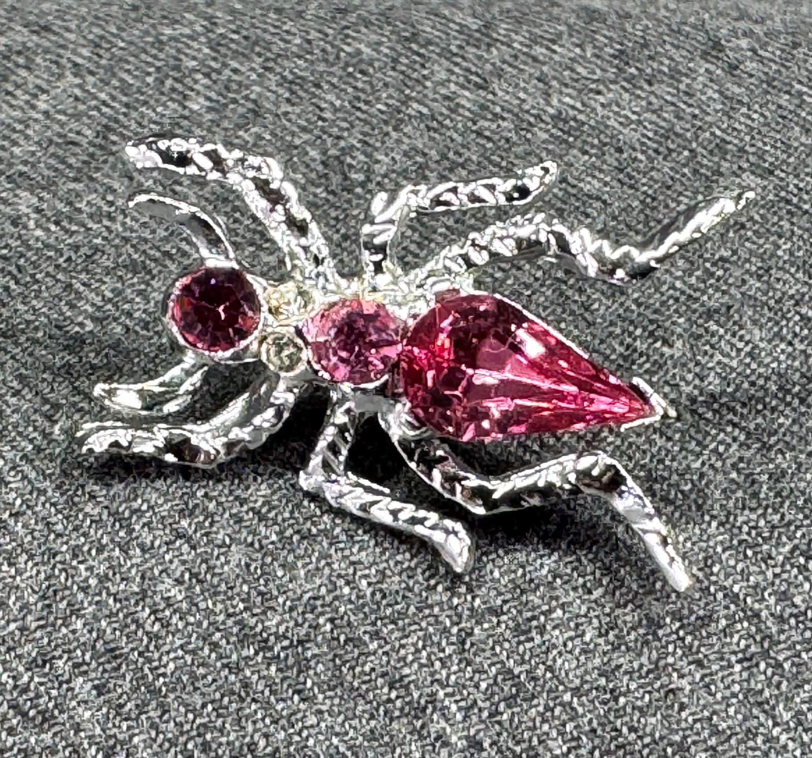 Vintage clear & pink crystals silvertone metal spider pin brooch: Vintage clear & pink crystals silvertone metal spider pin brooch. Unmarked. For measures please refer to the pictures taken with a measuring tape. Weight: 8 Grams. IN HOUSE Estimated* shipping and han