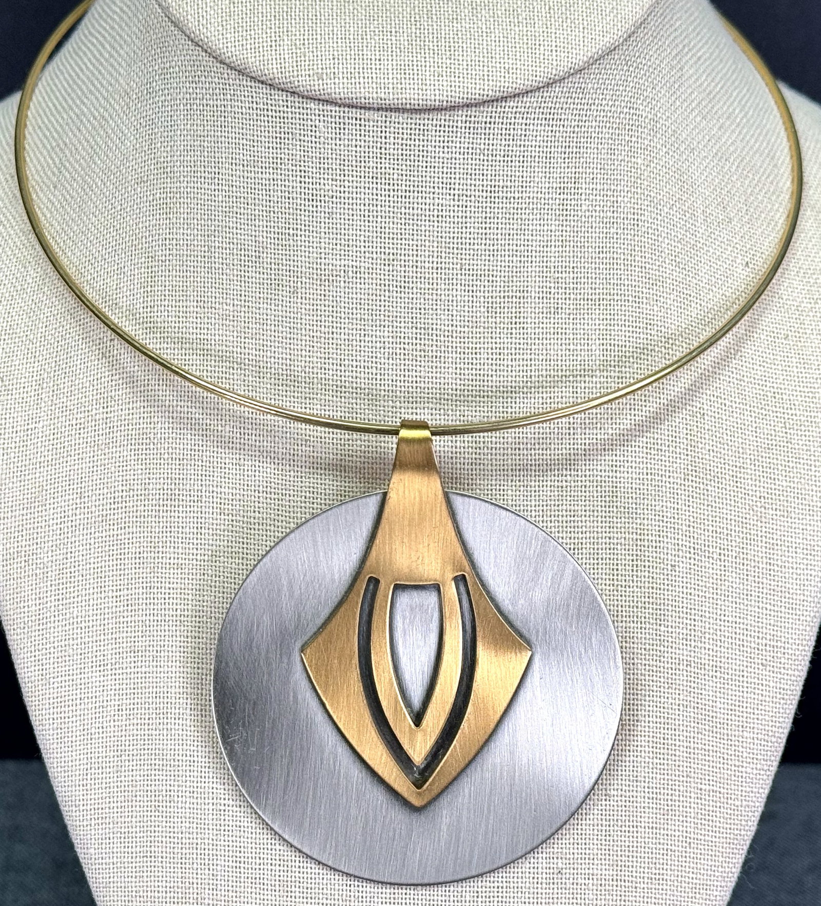 Vintage modernist style golden & silvertone medallion wire ring collar necklace: Vintage modernist style golden & silvertone medallion wire ring collar necklacefiligree sterling silver clasp plastic beaded necklace. Unmarked. For measures please refer to the pictures taken with a 