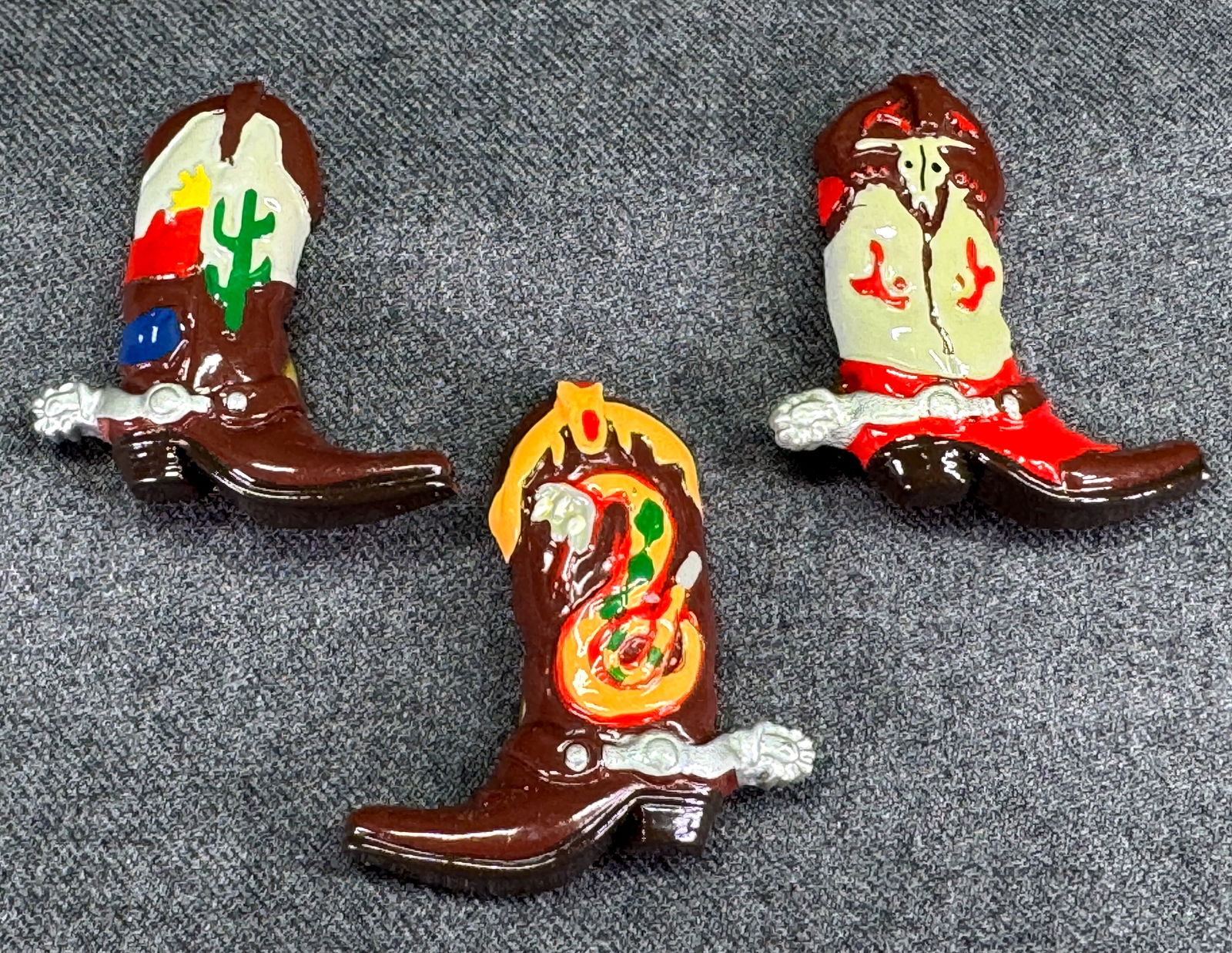Southwestern style painted resin cowboy boot assorted buttons covers. Lot of 3: Southwestern style painted resin cowboy boot assorted buttons covers. Lot of 3. For measures please refer to the pictures taken with a measuring tape. Weight: 24 Grams IN HOUSE Estimated* shipping and