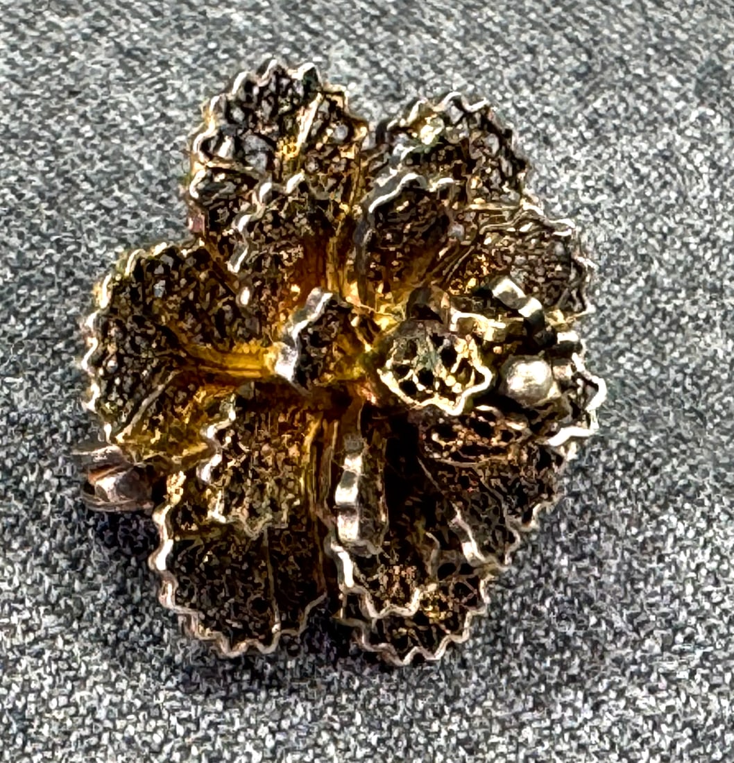 Vintage filigree vermeil silver flower pin brooch: Vintage filigree vermeil silver flower pin brooch. Marked metall on pin. For measures please refer to the pictures taken with a measuring tape. Weight:5 Grams. IN HOUSE Estimated* shipping and handlin