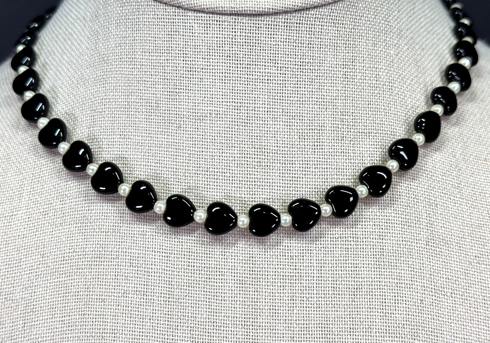 Vintage heart shaped onyx stone and pearly beads necklace: Vintage heart shaped onyx stone and pearly beads necklace. Unmarked.. For measures please refer to the pictures taken with a measuring tape. Weight: 17 Grams. IN HOUSE Estimated* shipping and handling