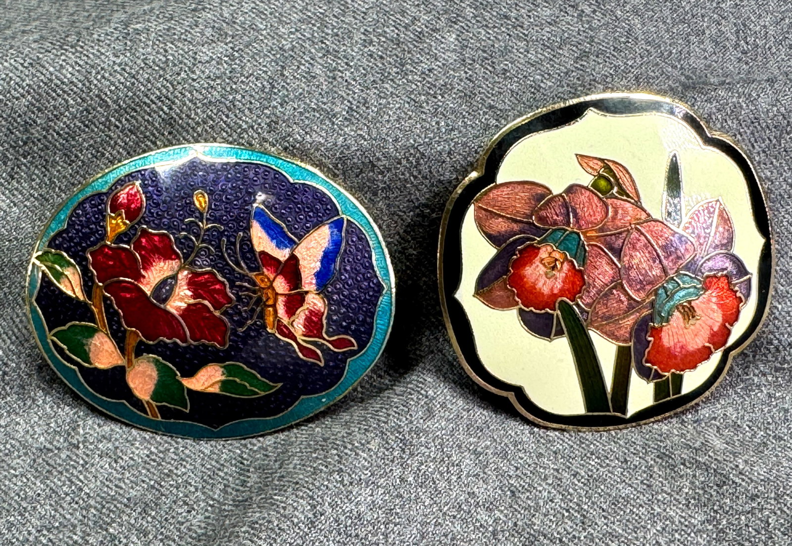 Vintage assorted cloisonne enamel goldtone metal flowers & butterfly belt buckles: Vintage assorted cloisonne enamel goldtone metal flowers & butterfly belt buckles. Unmarked. For measures please refer to the pictures taken with a measuring tape. Weight: 50 Grams. IN HOUSE Estimated