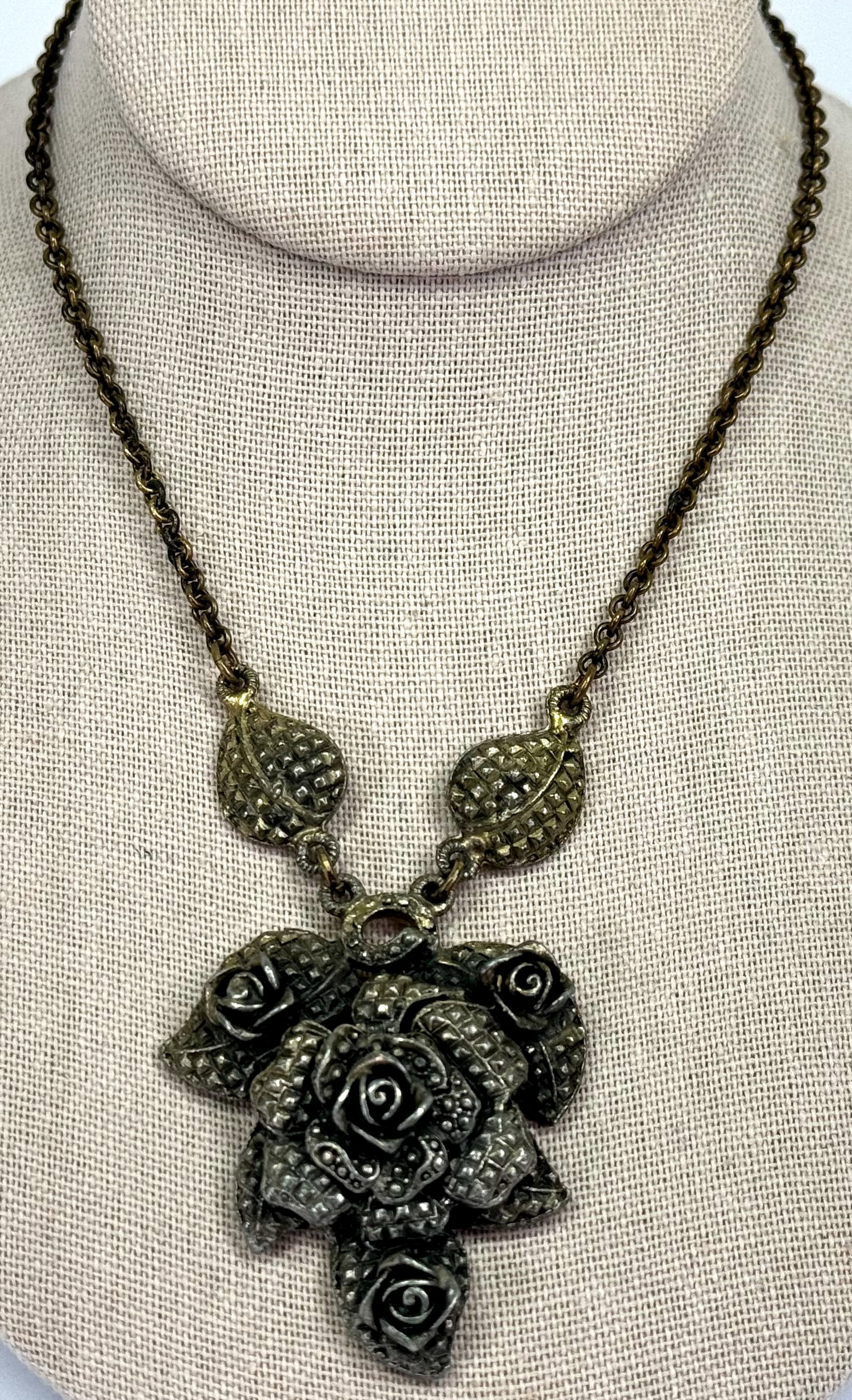 Antique art deco goldtone pot metal flowers & leaves medallion chain collar necklace.: Antique art deco goldtone pot metal flowers & leaves medallion chain strap collar necklace. For measures please refer to the pictures taken with a measuring tape. Weight: 40 Grams. This is a NO RESERV