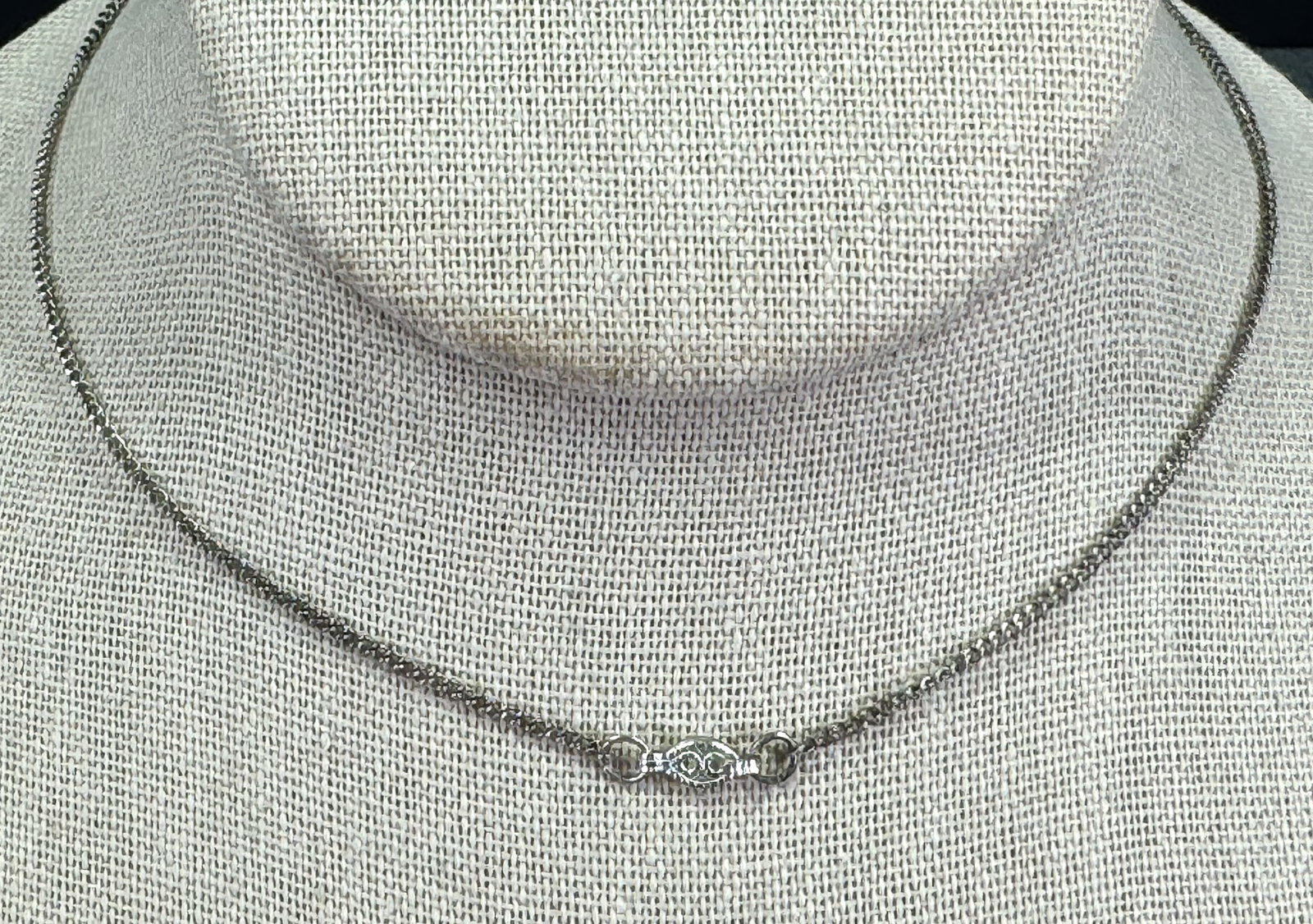 Vintage sterling silver filigree clasp chain strap collar necklace.: Vintage sterling silver filigree clasp chain strap collar necklace. Marked. It measures 19 inches end to endFor measures please refer to the pictures taken with a measuring tape. Weight: 2.04 Grams. T
