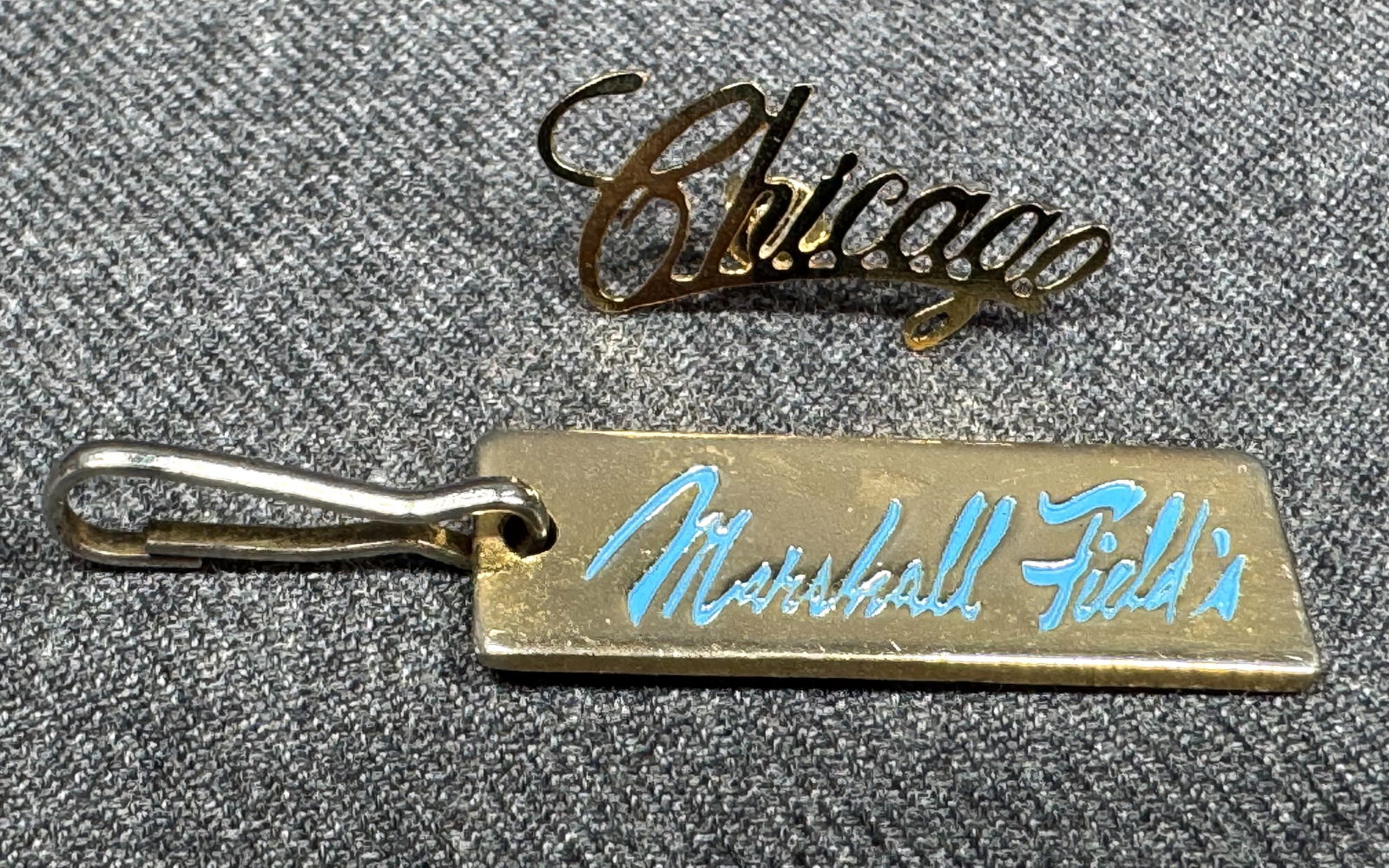 Vintage goldtone metal Chicago tack pin & enamel Marshall Field's tag (1 of 4)
