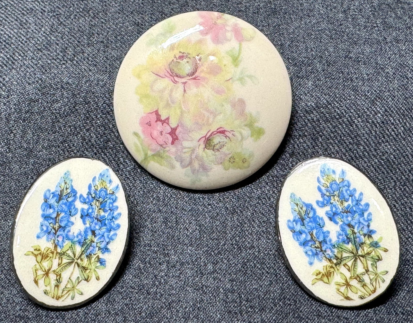 Vintage hand painted flower bouquet pottery pin brooch and stud earrings: Vintage hand painted flower bouquet pottery pin brooch and stud earrings. Unmarked. For measures please refer to the pictures taken with a measuring tape. Weight: 22 Grams. IN HOUSE Estimated* shippin