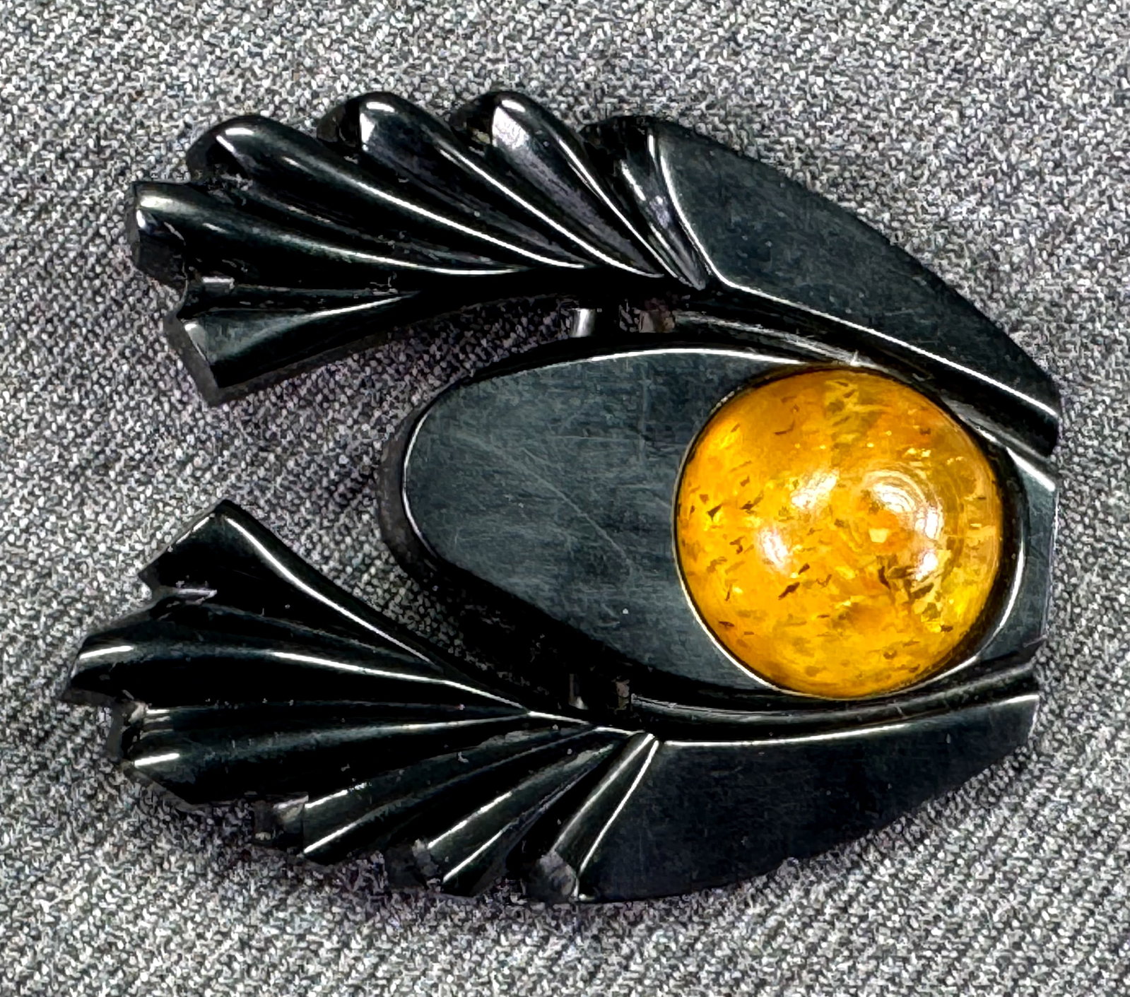 Vintage art deco carved black & confetti applejuice cab galalith belt buckle: Vintage art deco carved black & confetti applejuice cab galalith belt buckle. For measures please refer to the pictures taken with a measuring tape. Galalith (milk stone) is a registered trademark, pa