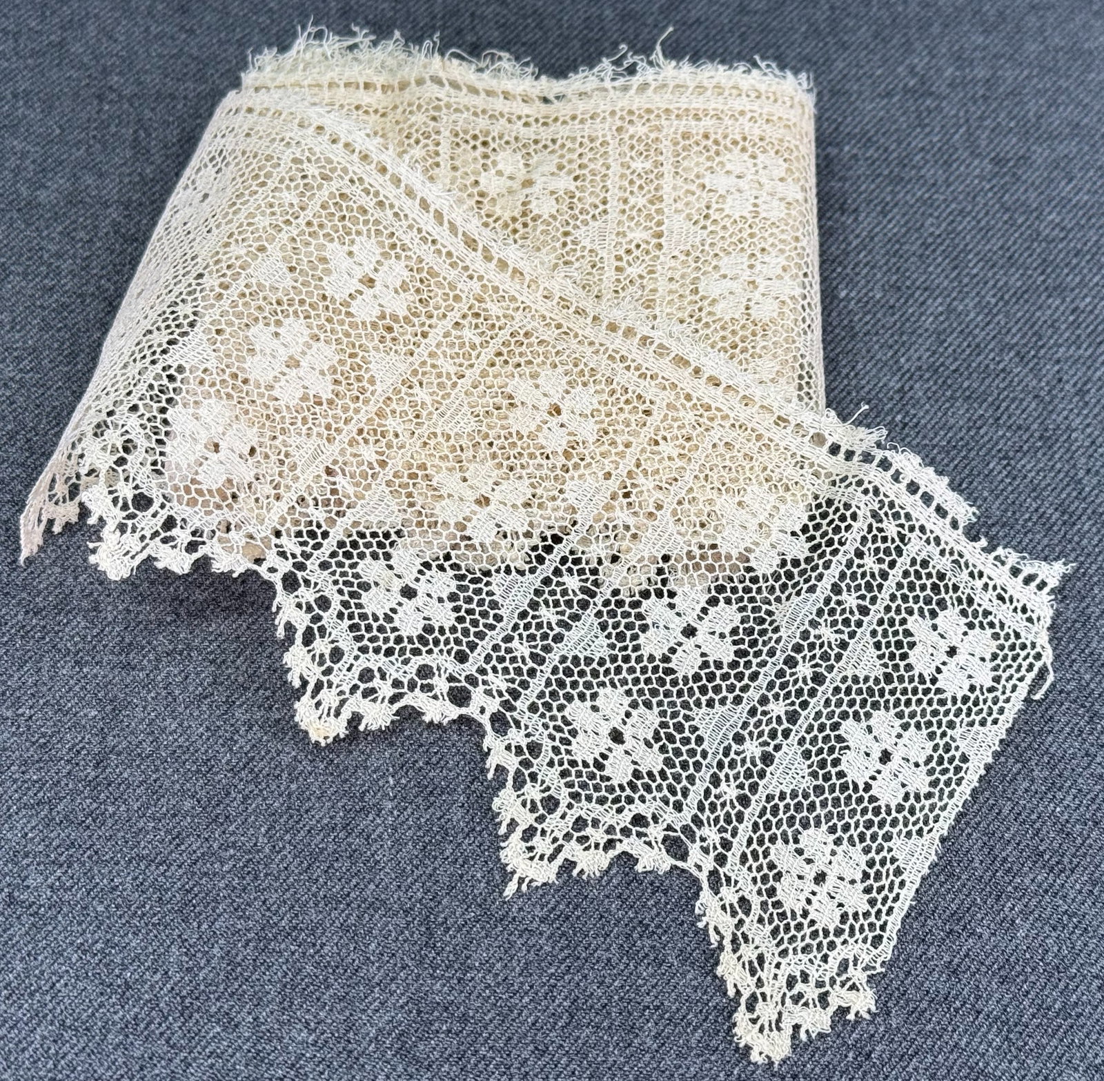 Vintage flowers lace trim.: Vintage flowers lace trim. 1 & 1/4 inches long. For measures please refer to the pictures taken with a measuring tape. IN HOUSE Estimated* shipping and handling cost within the U.S. : $7 We combine sh