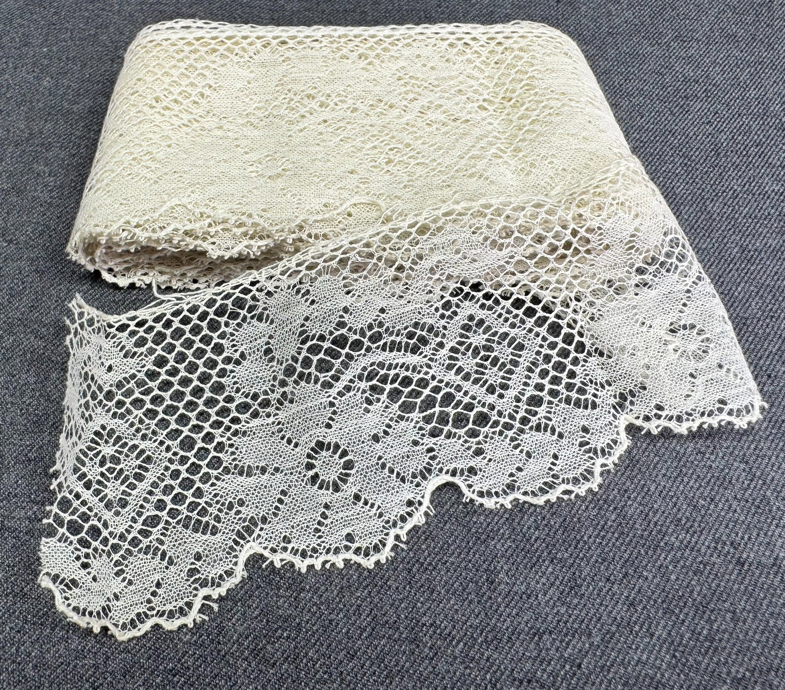 Vintage flowers lace trim.: Vintage flowers lace trim. 1 & 1/2 inches long. For measures please refer to the pictures taken with a measuring tape. IN HOUSE Estimated* shipping and handling cost within the U.S. : $7 We combine sh
