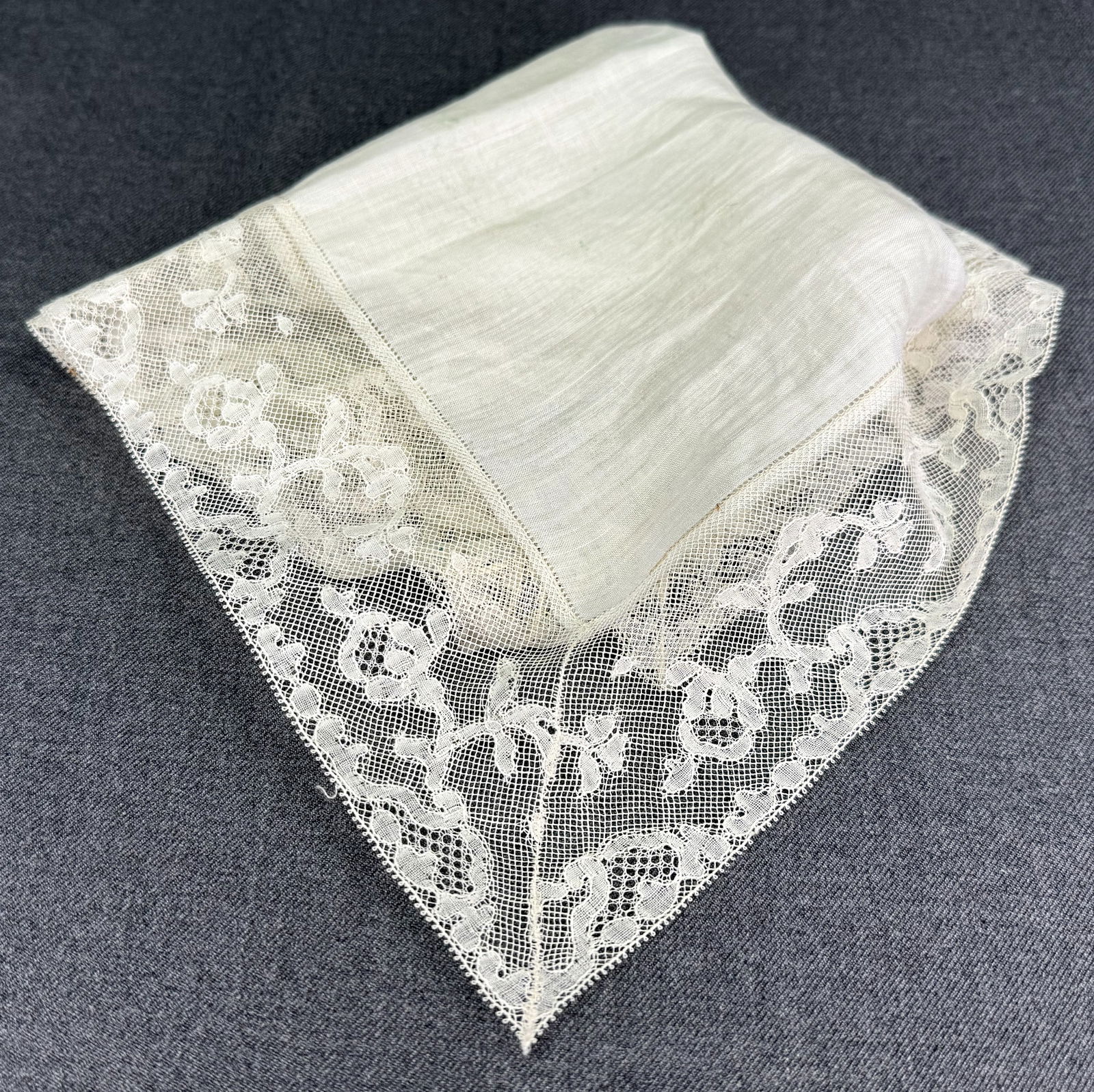 Vintage flowers lace trim linen hanky: Vintage flowers lace trim linen hanky. For measures please refer to the pictures taken with a measuring tape. IN HOUSE Estimated* shipping and handling cost within the U.S. : $7 We combine shipping. *