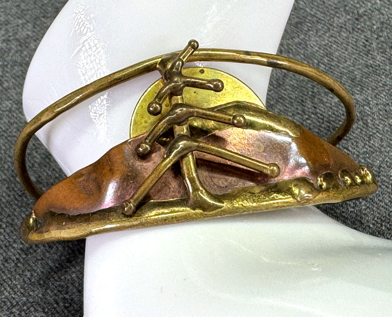 Vintage brutalist artisan crafted mountain landscape multi metal cuff bracelet: Vintage brutalist artisan crafted mountain landscape multi metal cuff bracelet. Unmarked. For measures please refer to the pictures taken with a measuring tape. Weight: 18 grams. IN HOUSE Estimated* s