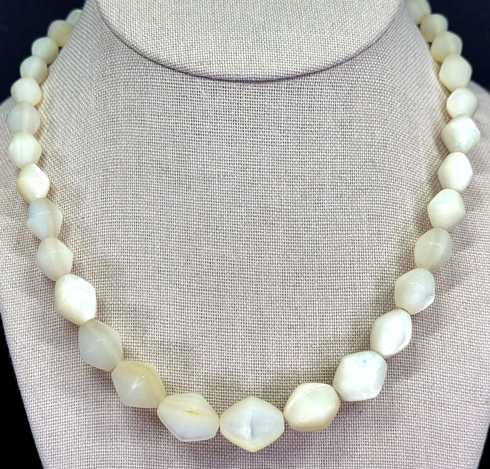 Antique Victorian Edwardian 14K rose gold clasp graduated mother of pearl MOP collar necklace: Antique Victorian Edwardian 14K rose gold clasp graduated mother of pearl MOP collar necklace. Marked 14KT on clasp. For measures please refer to the pictures taken with a measuring tape. Weight: 49 G