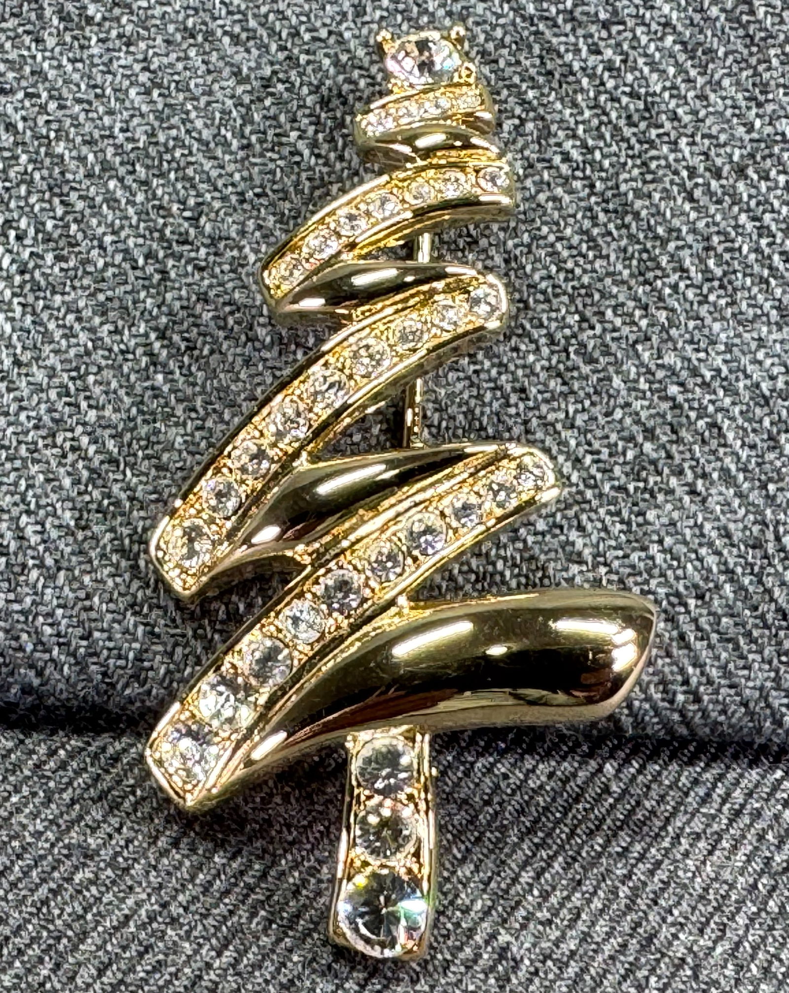 Vintage Monet clear crystals goldtone metal Christmas tree pin brooch: Vintage Monet clear crystals goldtone metal Christmas tree pin brooch. Marked. For measures please refer to the pictures taken with a measuring tape. Weight: 12 Grams. IN HOUSE Estimated* shipping and