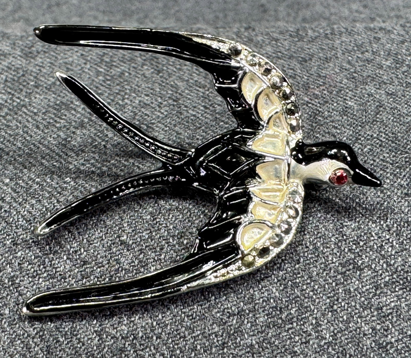 Vintage crystal & marcasites enamel silvertone metal bird pin brooch: Vintage crystal & marcasites enamel silvertone metal bird pin brooch. Unmarked. For measures please refer to the pictures taken with a measuring tape. Weight: 7 Grams. IN HOUSE Estimated* shipping and