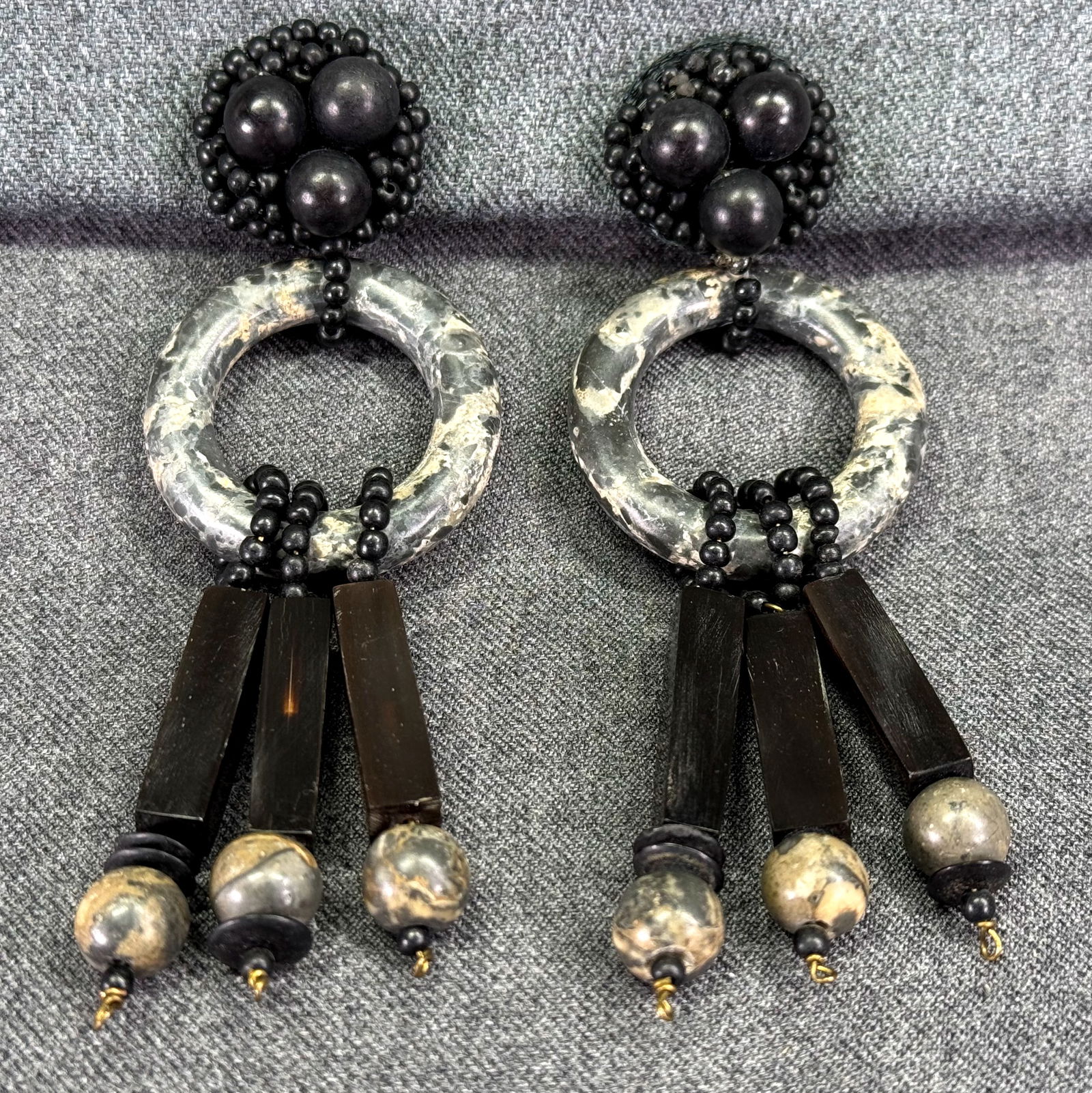 Vintage boho handcrafted stone, bone & horn beads shoulder duster clip earrings: Vintage boho handcrafted stone,bone & horn beads shoulder duster clip on earrings. unmarked. For measures please refer to the pictures taken with a measuring tape. Weight: 50 Grams. IN HOUSE Estimated