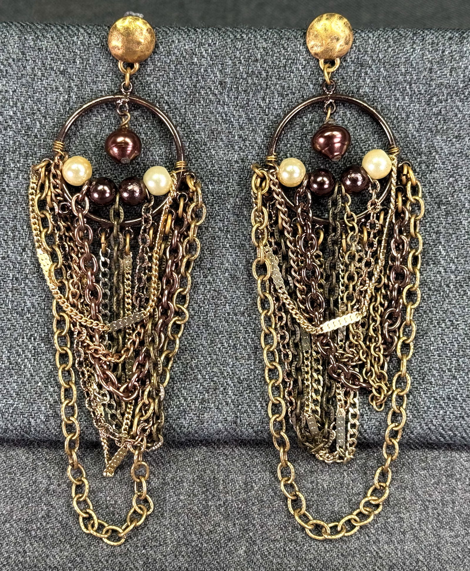 Vintage boho baroque pearls beads goldtoned stud earrings with assorted chains fringe: Vintage boho baroque pearls beads goldtoned stud earrings with assorted chains fringe. Unmarked. For measures please refer to the pictures taken with a measuring tape. Weight: 30 Grams. IN HOUSE Estim