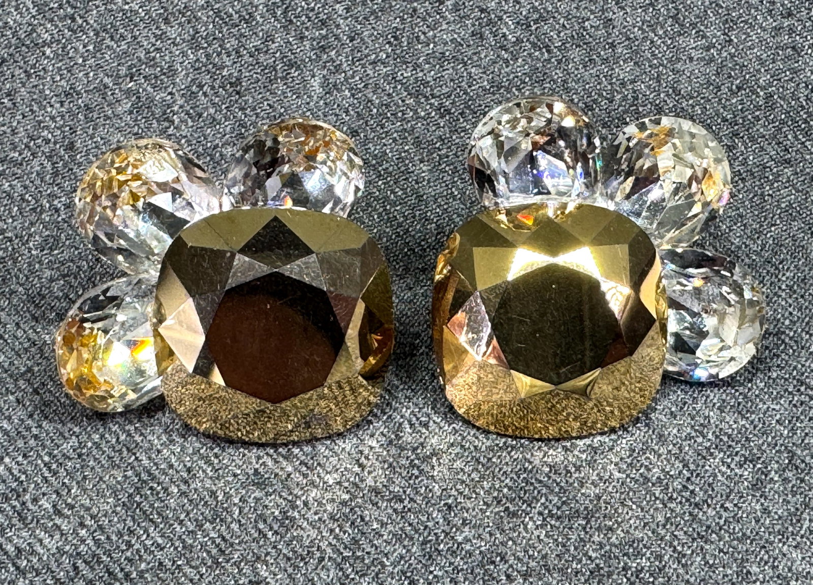 Vintage 80s Wendy Gell faceted crystals clip on earrings: Vintage 80s Wendy Gell faceted crystals clip on earrings. Marked. For measures please refer to the pictures taken with a measuring tape. Weight: 34 Grams. IN HOUSE Estimated* shipping and handling cos