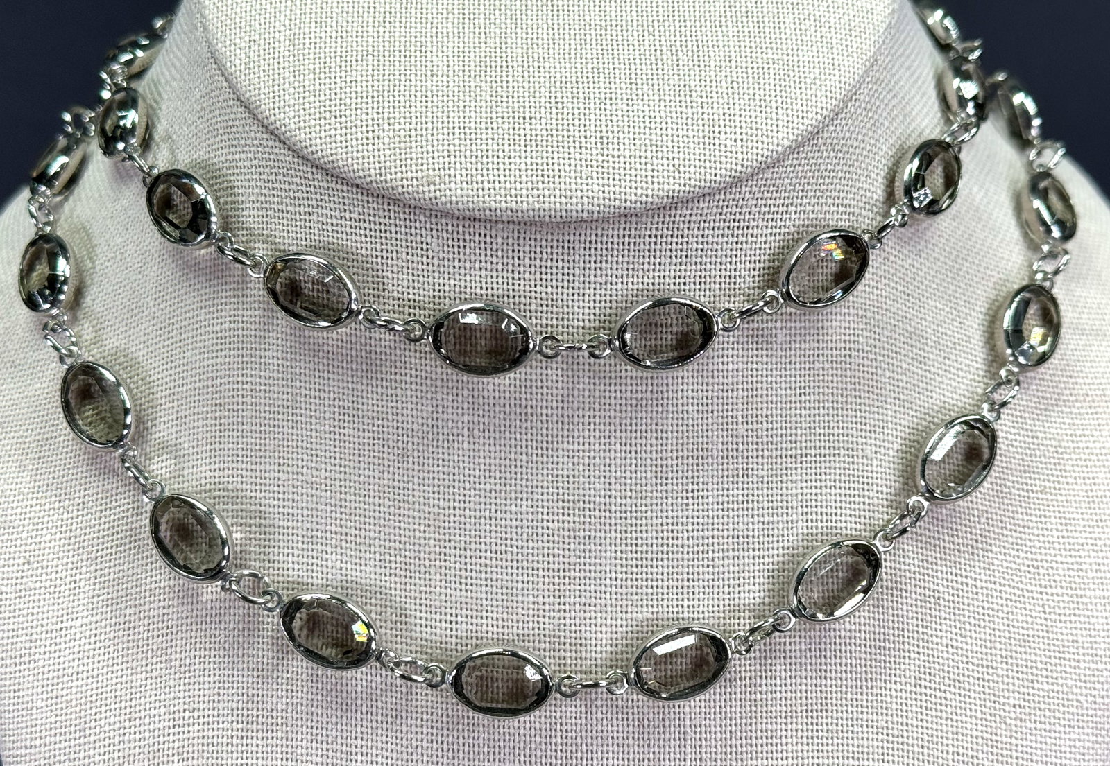 Vintage 1980s bezel set smoke crystal silvertone metal necklace: Vintage 1980s bezel set smoke crystal silvertone metal necklace. Clasp marked patent 3417691. For measures please refer to the pictures taken with a measuring tape. Weight: 37 Grams. This is a NO RESE