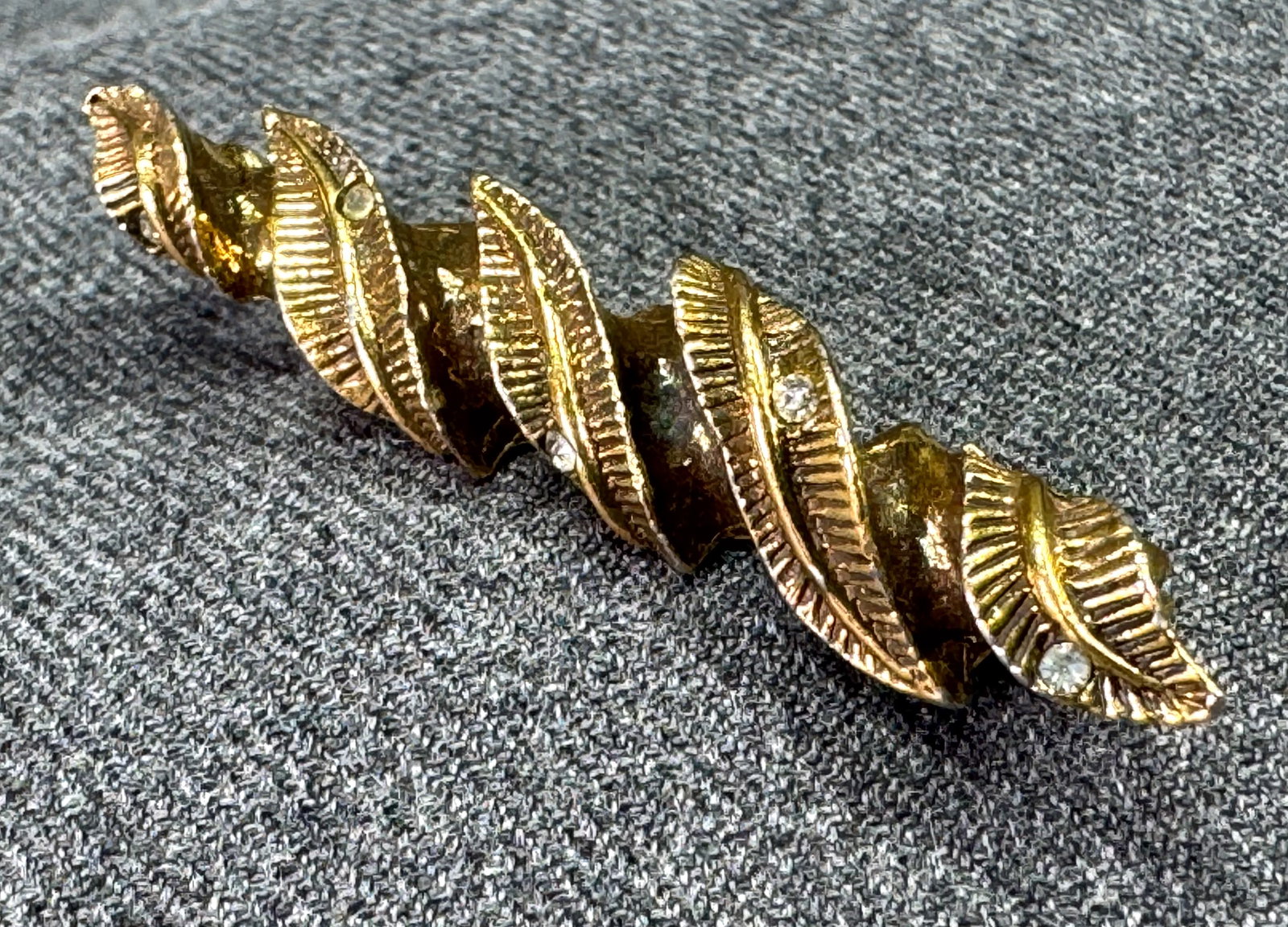 Vintage 80s encrusted clear crystals goldtone metal woven leaves pin brooch: Vintage 80s encrusted clear crystals goldtone metal woven leaves pin brooch. Unmarked. For measures please refer to the pictures taken with a measuring tape. Weight: 8 Grams. This is a NO RESERVE AUCT