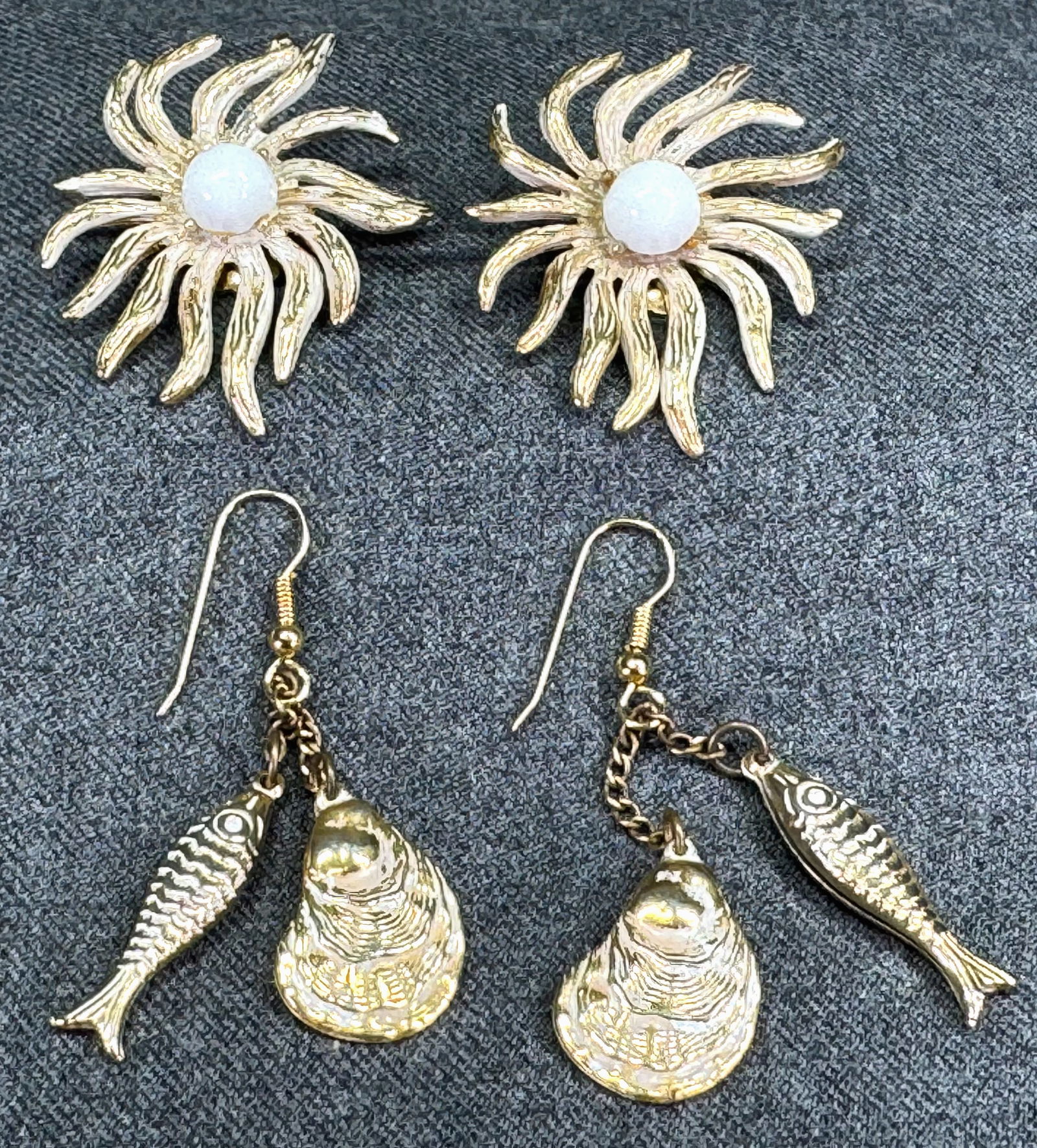 Vintage creamy accents goldtone metal fish & shell dangles & plastic cab flower earrings (1 of 7)