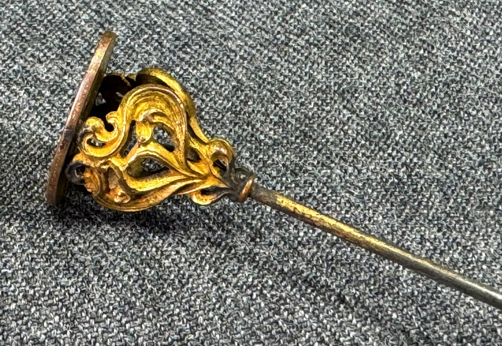Vintage Edwardian filigree gold-plated & filled monogramed L S W wax seal hatpin: Vintage Edwardian filigree gold-plated & filled monogramed L S W wax seal hatpin. Unmarked. For measures please refer to the pictures taken with a measuring tape. Weight: 5 Grams. This is a NO RESERVE