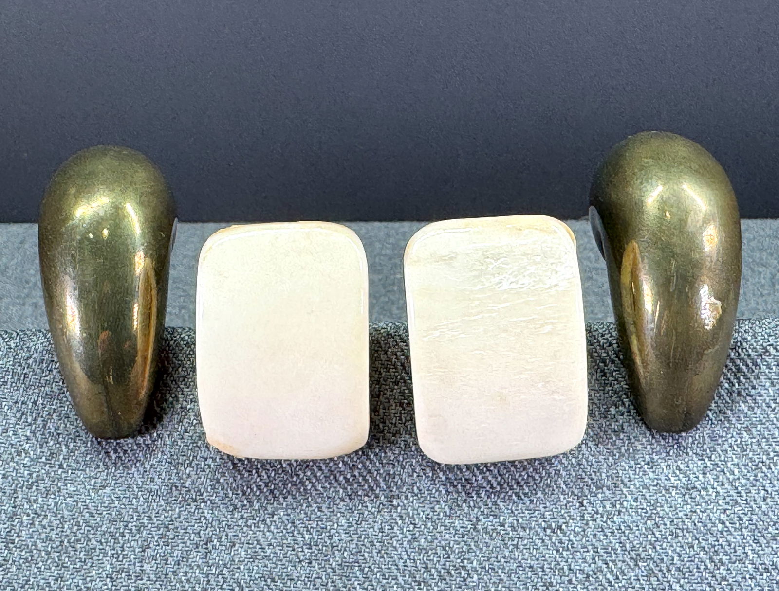 Vintage Monies style bone & bronze color resin clip earrings: Vintage Monies style bone & bronze color resin clip earrings. Unmarked. For measures please refer to the pictures taken with a measuring tape. Weight: 48 Grams This is a NO RESERVE AUCTION: there are