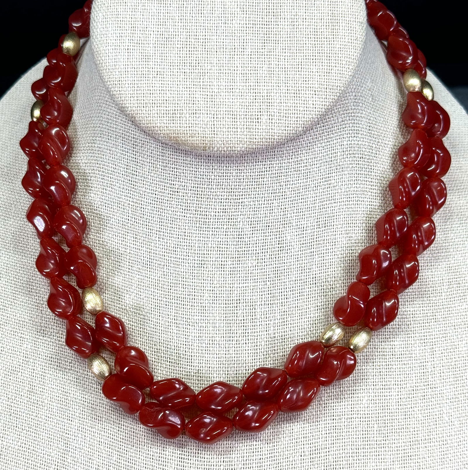 Vintage molder carnelian color plastic & brushed goldtone beaded necklace.: Vintage molder carnelian color plastic & brushed goldtone beaded necklace. Unmarked . For measures please refer to the pictures taken with a measuring tape. Weight: 20 Grams. This is a NO RESERVE AUCT