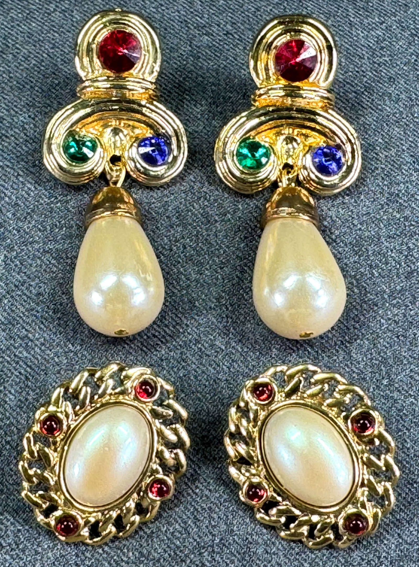 Vintage 80s faux pearls & crystals goldtone metal clip earrings.: Vintage 80s faux pearls & crystals goldtone metal clip earrings. Unmarked. For measures please refer to the pictures taken with a measuring tape. Weight: 58 Grams. This is a NO RESERVE AUCTION: there 