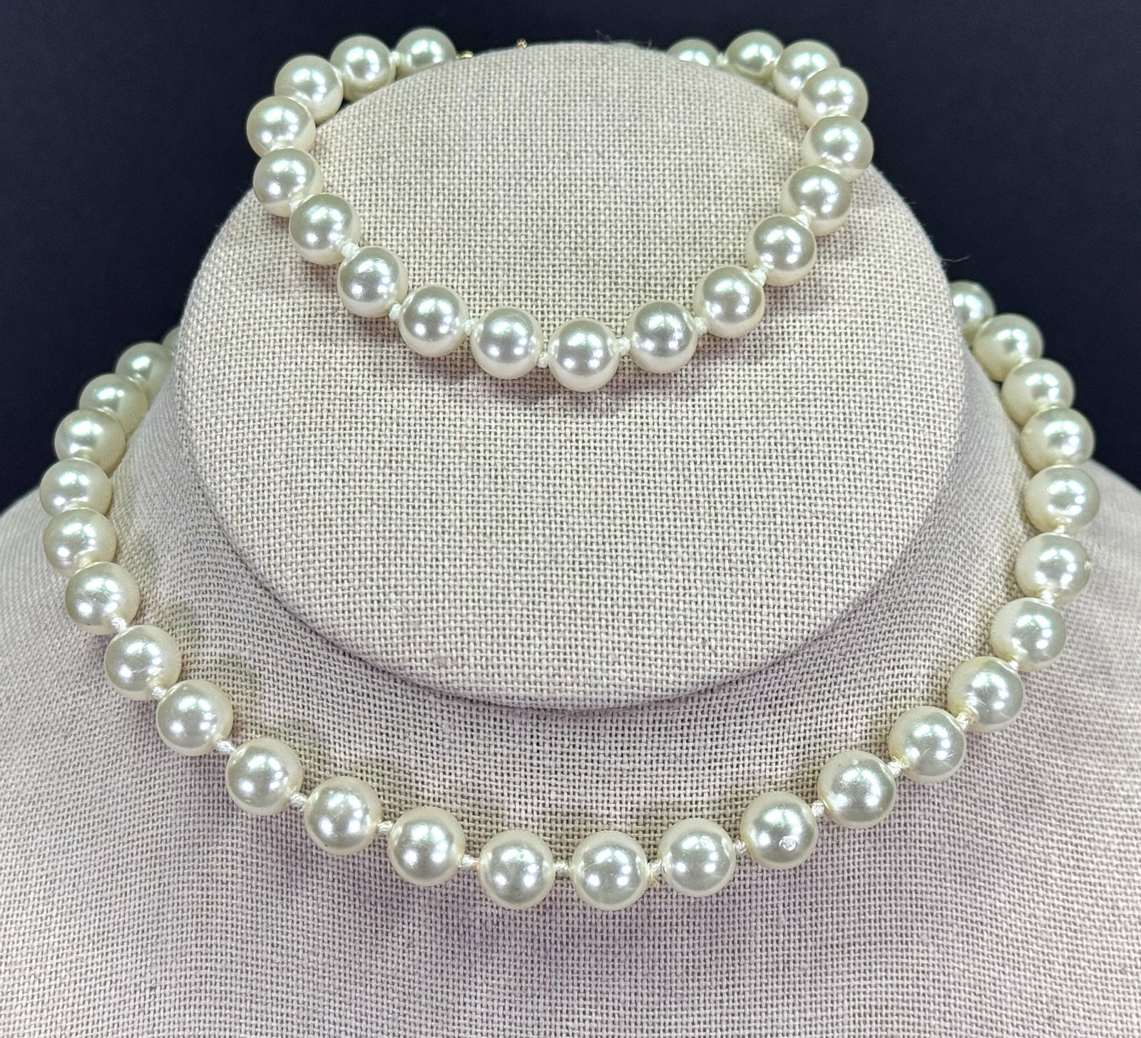 Vintage hand knotted in between pearly beaded collar necklace & bracelet: Vintage hand knotted in between pearly beaded collar necklace & bracelet. Unmarked. For measures please refer to the pictures taken with a measuring tape. Weight: 38 Grams. This is a NO RESERVE AUCTIO