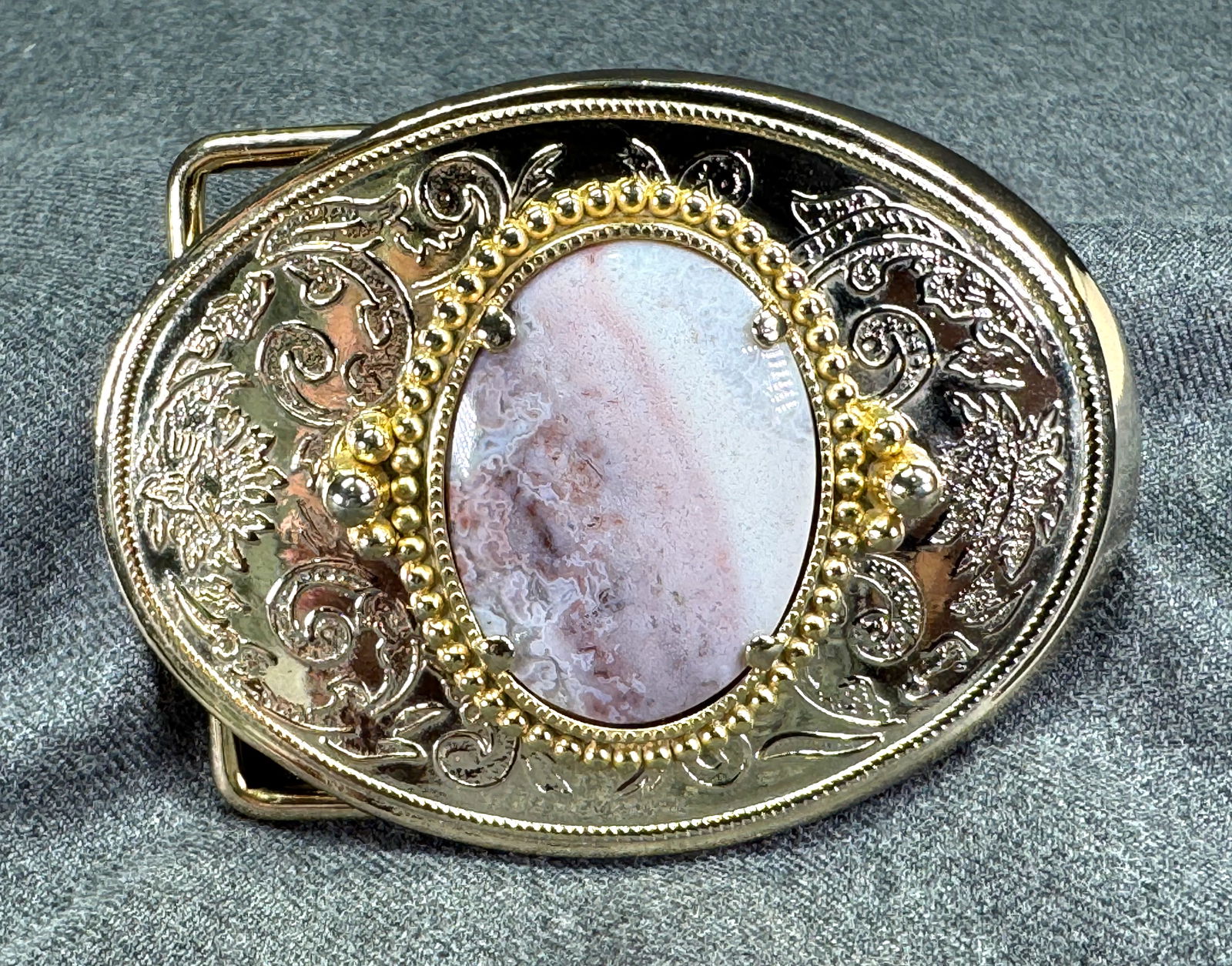 Vintage Western stone cab decorated goldtone metal heavy belt buckle. Unused: Vintage Western stone cab decorated goldtone metal heavy belt buckle. Unused Unmarked. For measures please refer to the pictures taken with a measuring tape. Weight: 90 Grams. This is a NO RESERVE AUC