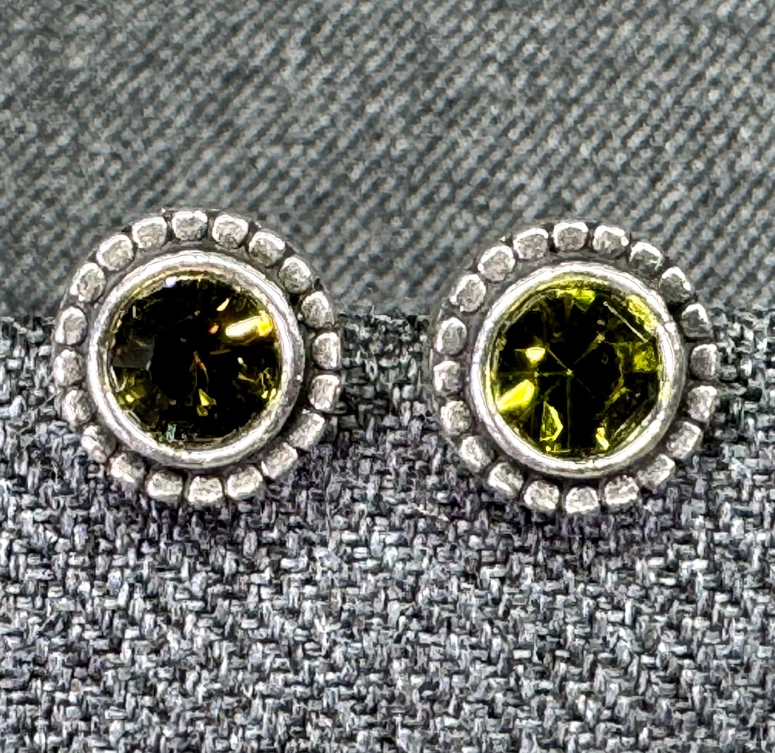 2015 Patricia Locke olivine crystal silver stud earrings: 2015 Patricia Locke olivine crystal silver stud earrings.Marked P locke USA '15. For measures please refer to the pictures taken with a measuring tape. Weight: 5 Grams. IN HOUSE Estimated* shipping an