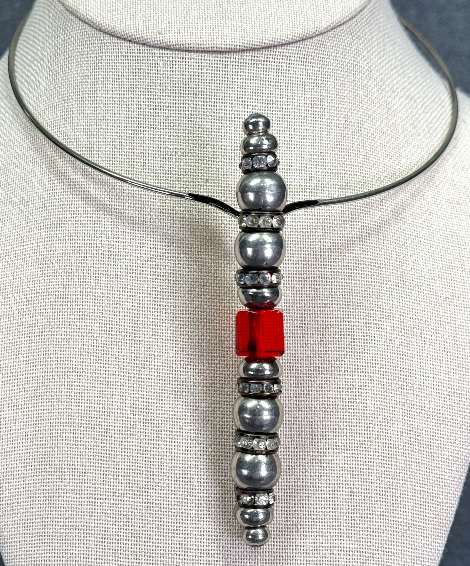 Vintage jeweled medallion silvertone metal choker necklace: Vintage jeweled medallion silvertone metal choker necklace.Unmarked For measures please refer to the pictures taken with a measuring tape. Weight: 22 Grams IN HOUSE Estimated* shipping and handling co
