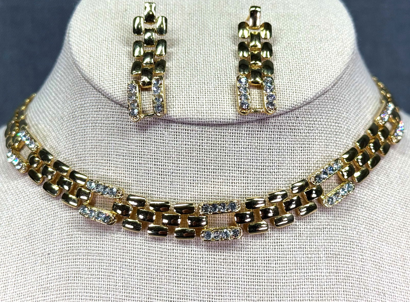 Vintage 80s phanter chain necklace and stud earrings. Clear crystals goldtone metal: Vintage 80s phanter chain necklace and stud earrings. Clear crystals goldtone metal. Unmarked. For measures please refer to the pictures taken with a measuring tape. Weight: 33 Grams. IN HOUSE Estimat