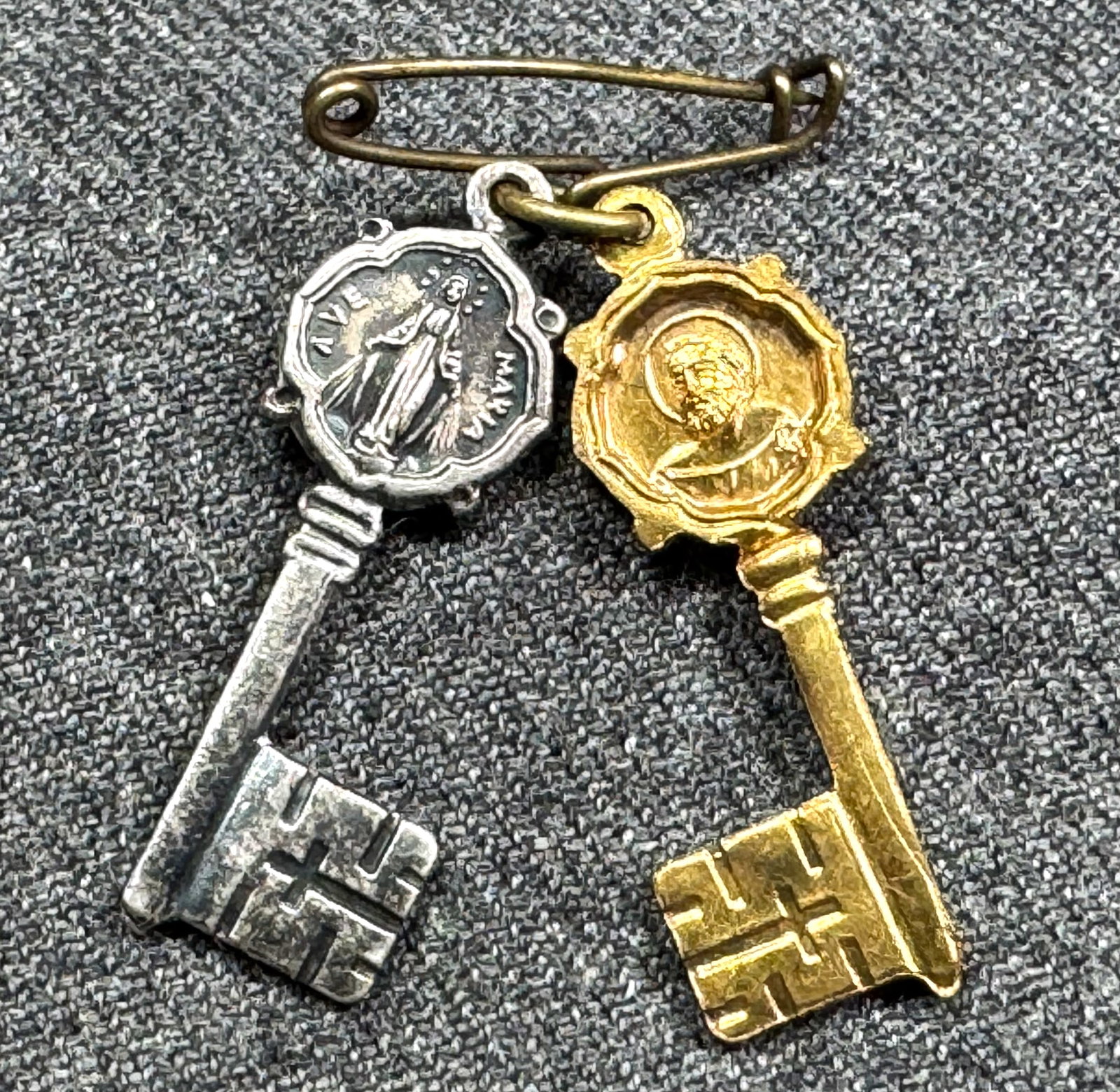Vintage Our Lady Ave Maria and Saint Peter Vatican City dangling key charms pin brooch: Vintage Our Lady Ave Maria and Saint Peter Vatican City dangling key charms pin brooch. Unmarked. For measures please refer to the pictures taken with a measuring tape. Weight: 1 Grams. IN HOUSE Estim