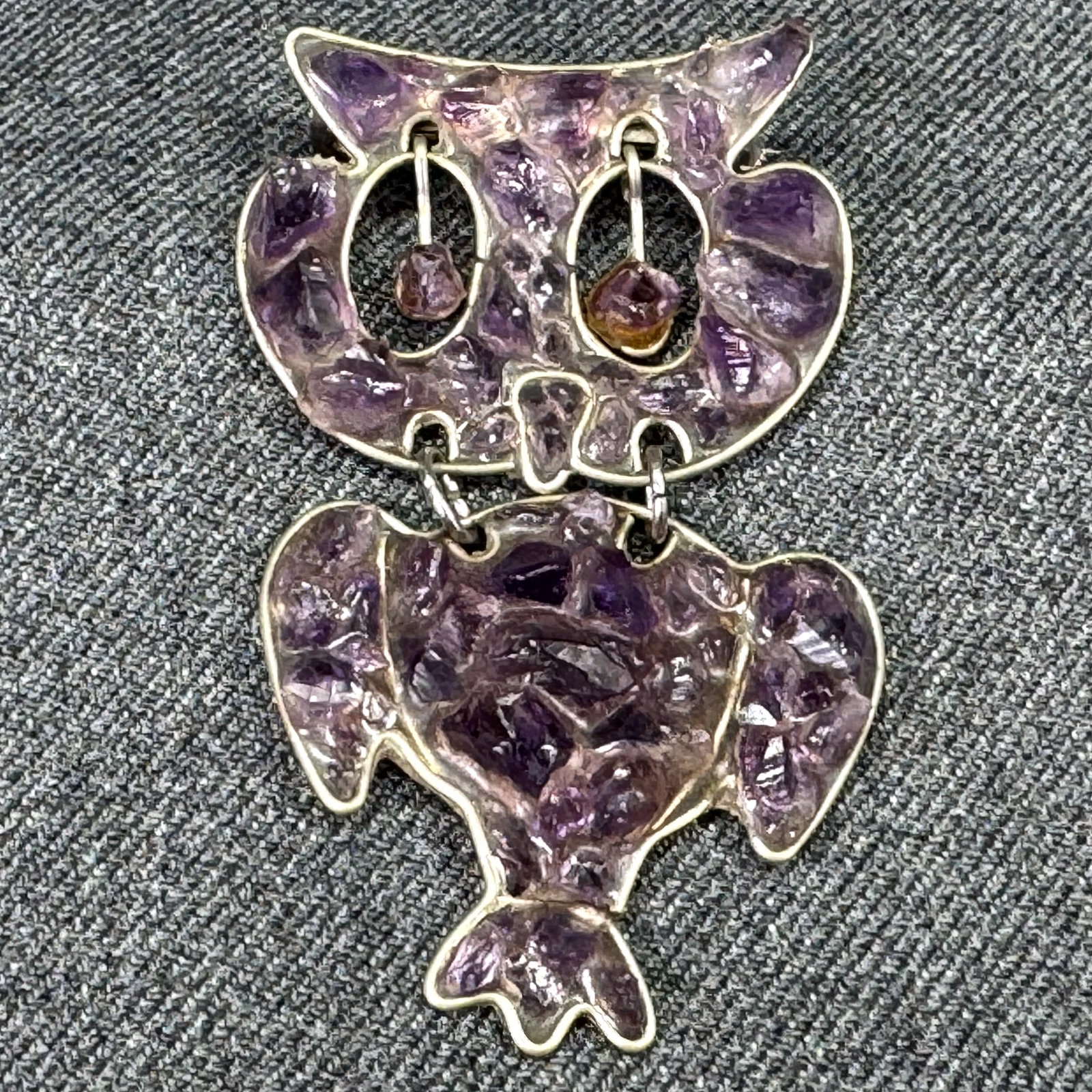 Vintage artisan crafted amethyst chips inlaid wire owl pin brooch. Dangling eyes.: Vintage artisan crafted amethyst chips inlaid wire owl Pin brooch. Dangling eyes. Unmarked. For measures please refer to the pictures taken with a measuring tape. Weight: 8 Grams. IN HOUSE Estimated* 