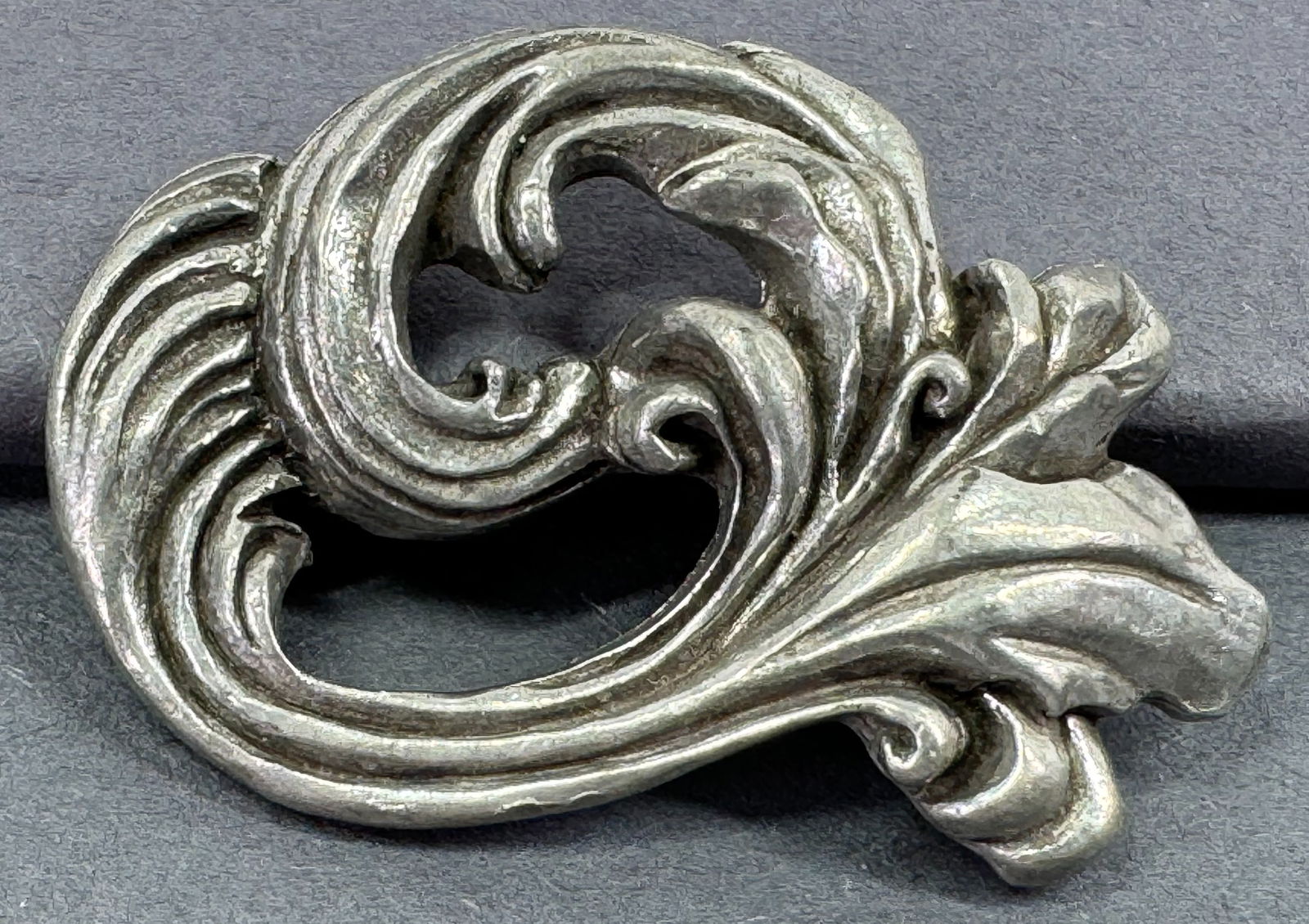 Vintage 1990 Seagull Pewter Canada modernist flower & leaf pin brooch.: Vintage 1990 Seagull Pewter Canada modernist flower & leaf pin brooch. Marked. For measures please refer to the pictures taken with a measuring tape. Weight: 20 Grams. This is a NO RESERVE AUCTION: th