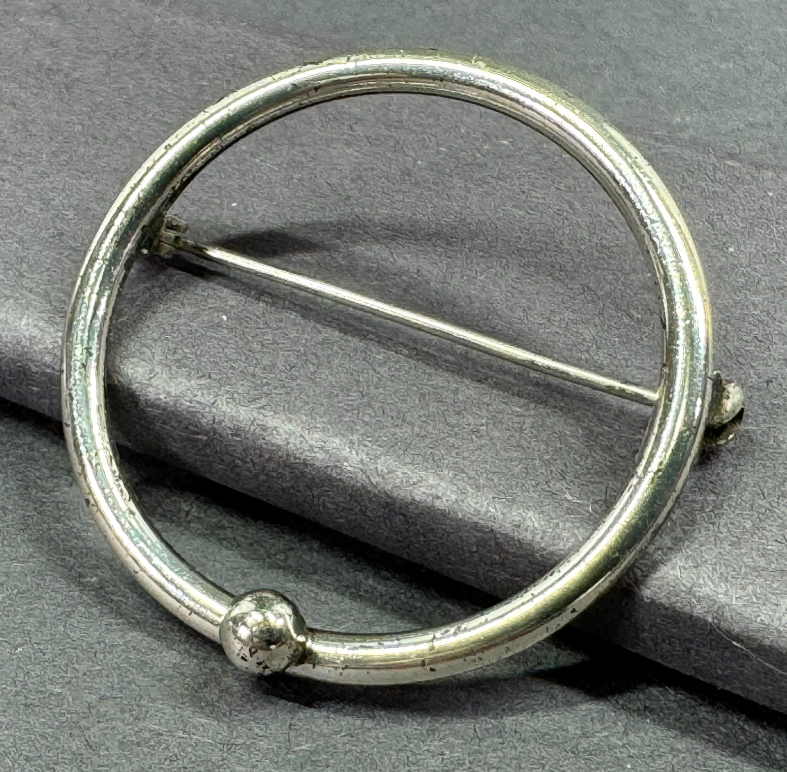 Vintage modernist sterling silver ball rounded pin brooch.: Vintage modernist sterling silver ball rounded pin brooch. Marked. For measures please refer to the pictures taken with a measuring tape. Weight: 2.21 Grams. This is a NO RESERVE AUCTION: there are no