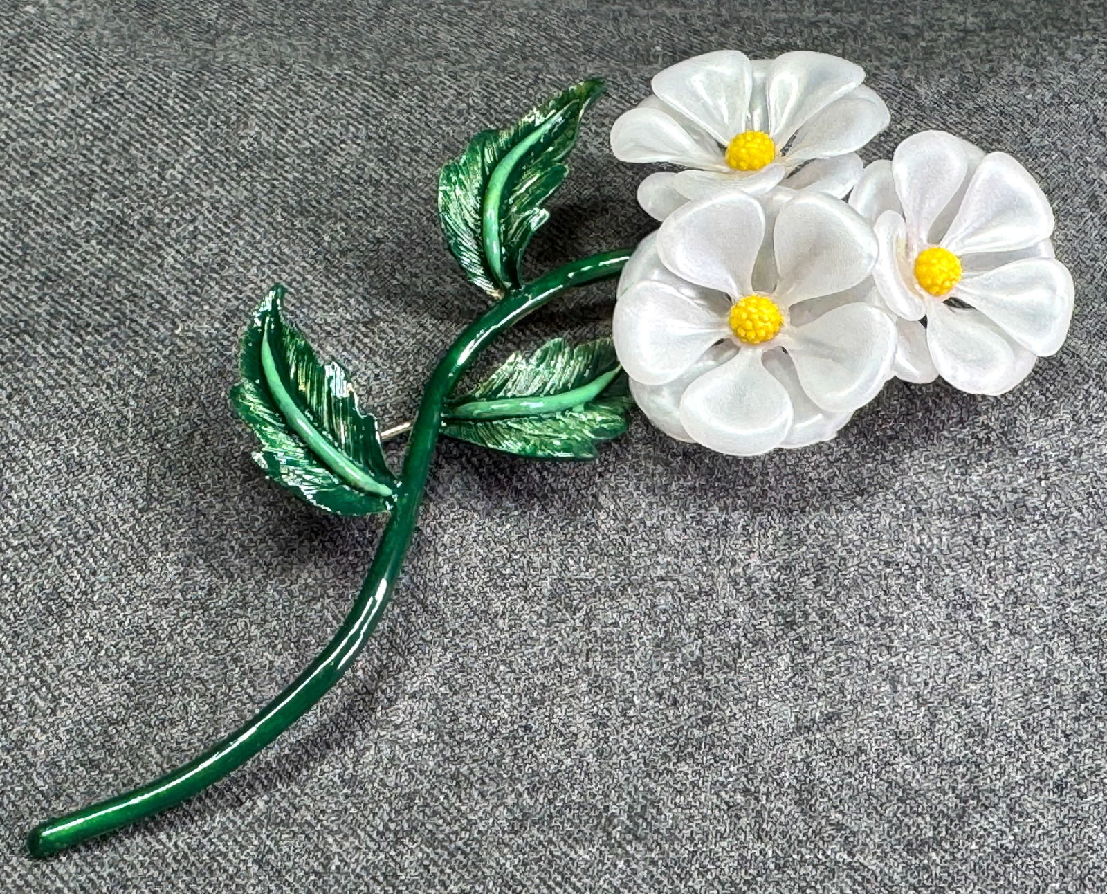 Vintage plastic flowers enameled metal large flower & leaves pin brooch (1 of 8)
