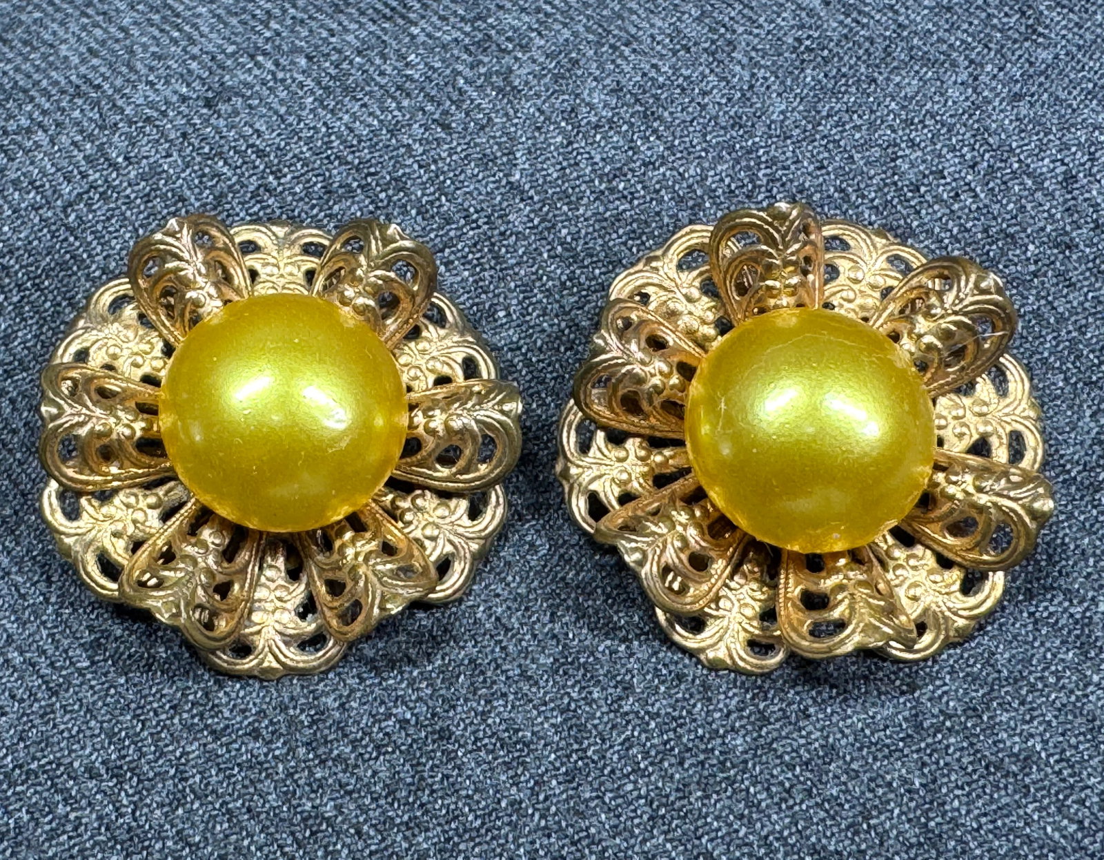 Vintage Czech pearly bead filigree goldtone metal flower clip on earrings: Vintage Czech pearly bead filigree goldtone metal flower clip on earrings. Unmarked. For measures please refer to the pictures taken with a measuring tape. Weight: 10 Grams. IN HOUSE Estimated* shippi