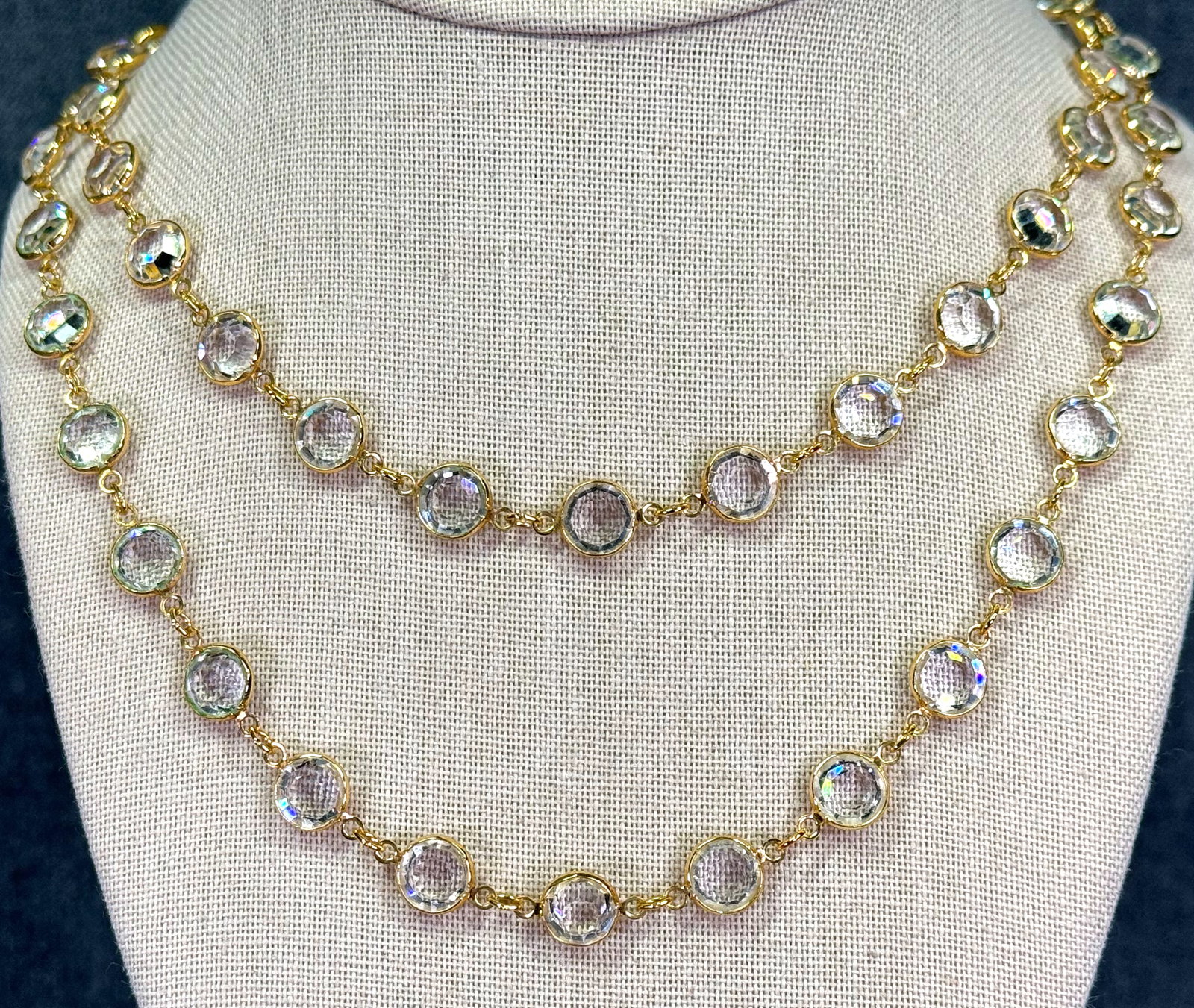 Vintage Swarovski style clear faceted crystals goldtone metal bezel setting necklace: Vintage Swarovski style clear faceted crystals goldtone metal bezel setting necklace. NO clasp. Unmarked. For measures please refer to the pictures taken with a measuring tape. Weight: 14 Grams. IN HO